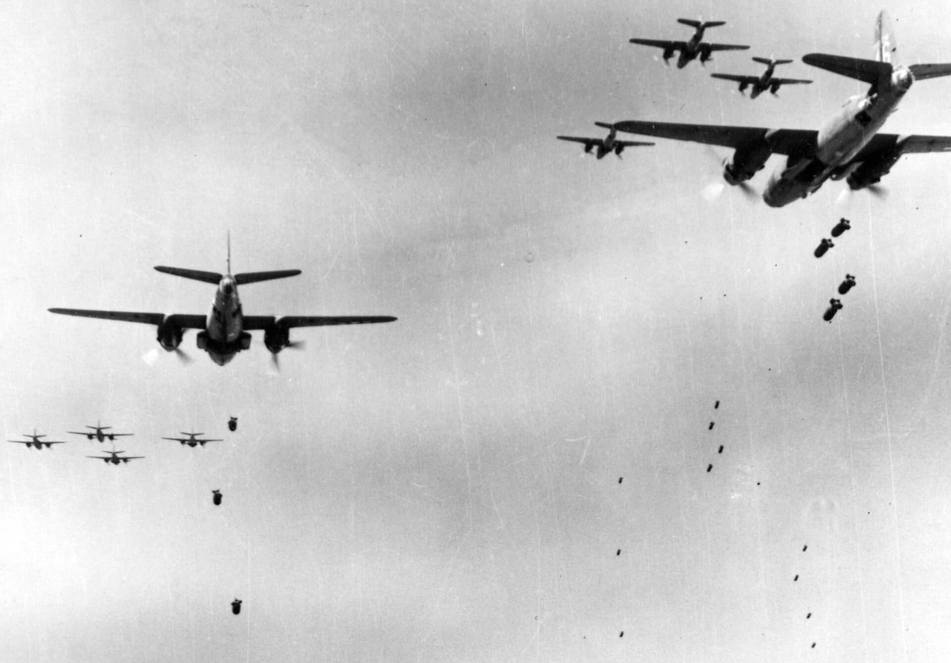 1944年4月12日,美国陆军航空队第12航空队第320轰炸大队的B-26「掠夺者」轰炸机编队正在轰炸意大利阿尔本加的铁路桥。盟军「封锁行动」期间,第320大队等B-26部队持续攻击意大利铁路与公路系统,切断德军的补给线。