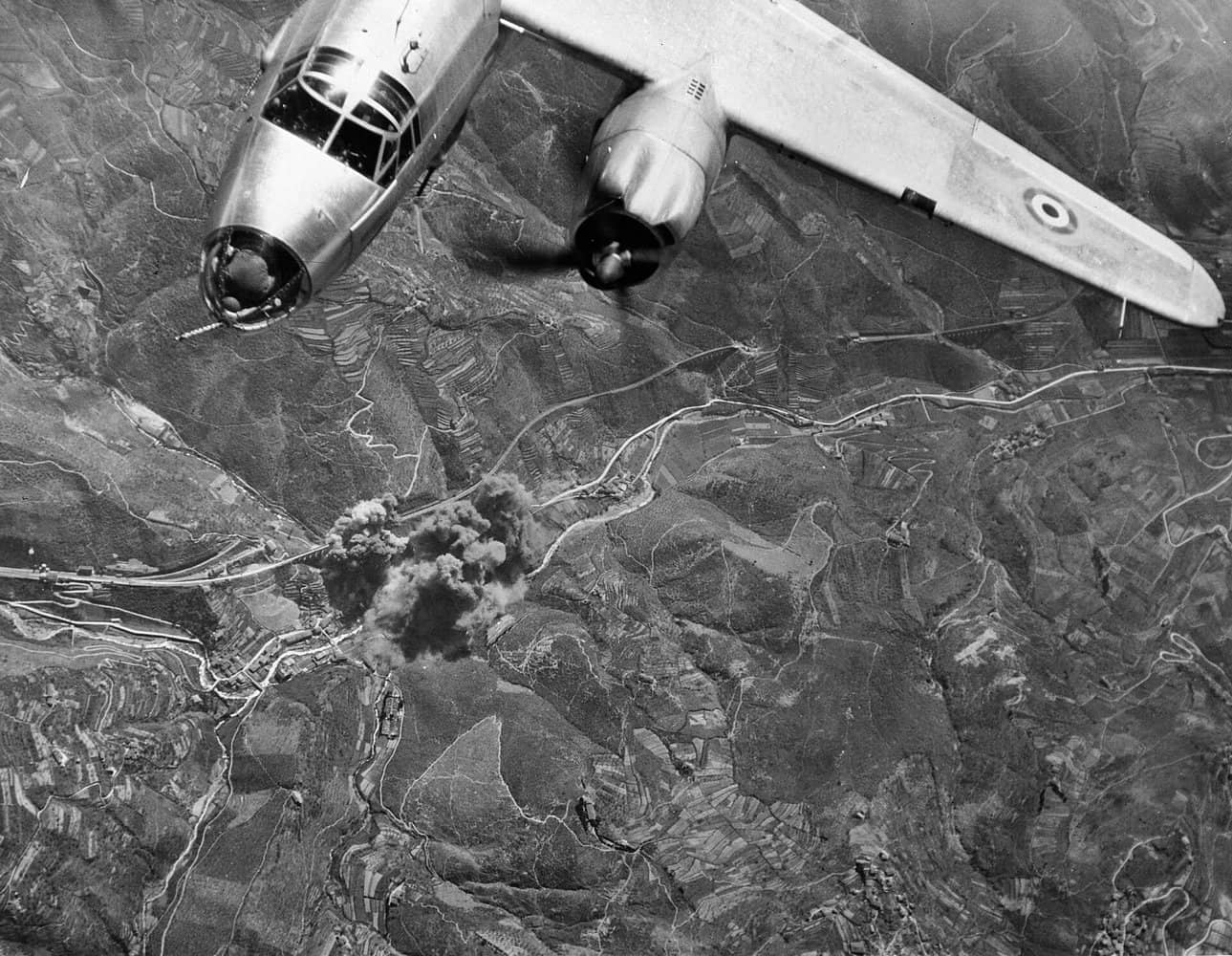 1944年,法国空勤人员驾驶美制B-26「掠夺者」轰炸机轰炸意大利中部的皮特奇奥铁路高架桥,机翼上可见法国空军圆徽。该桥全长约180米,是盟军「封锁行动」期间地中海盟军空军针对意大利铁路系统的重点攻击目标。