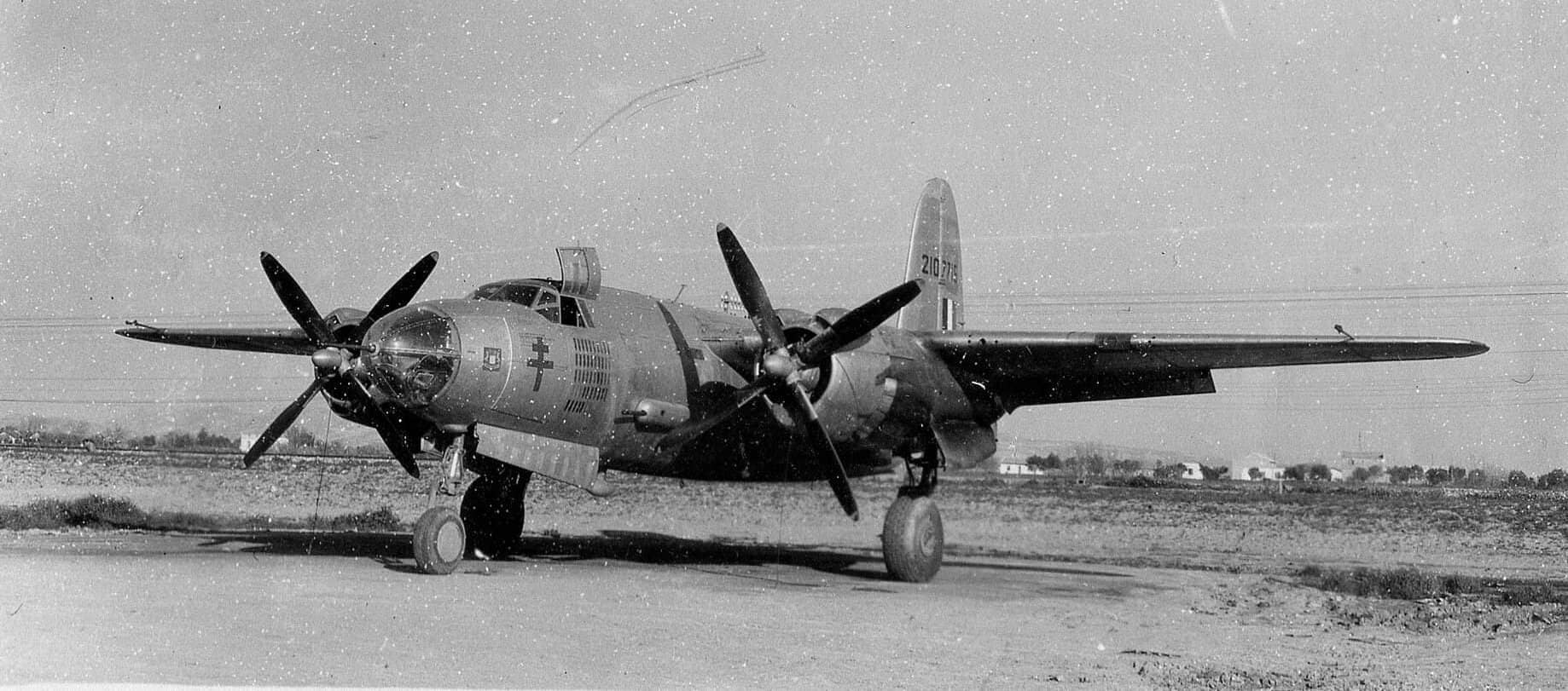 1944年至1945年间,一架涂有洛林十字徽的B-26「掠夺者」轰炸机停放在意大利前线机场,机尾可见美军序列号。该机隶属自由法国空军,法国空勤人员驾驶美制B-26随地中海盟军空军作战,参与意大利与法国南部的战术轰炸行动,「龙骑兵行动」后转战法国本土。