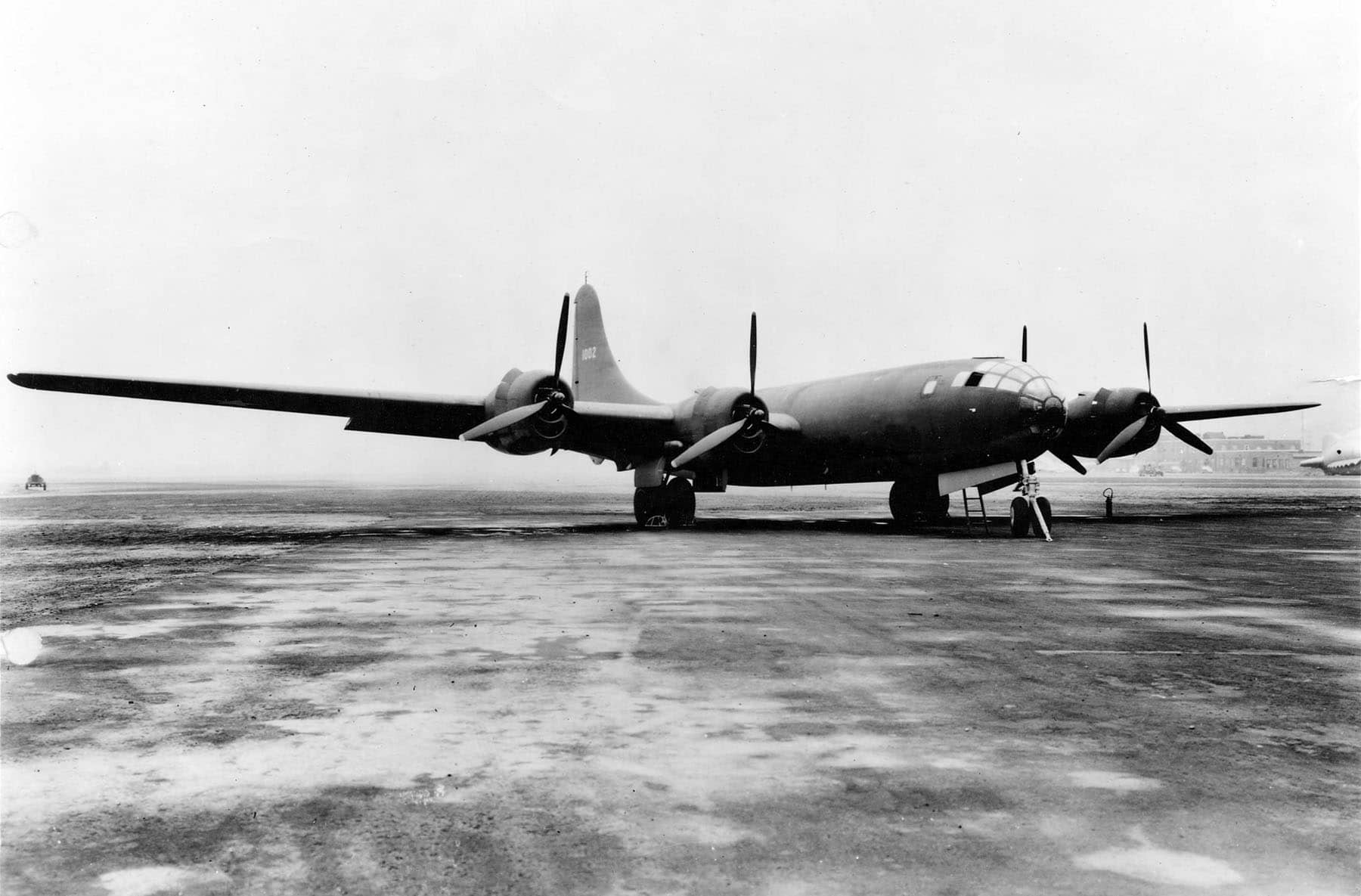 1942年首飞的波音XB-29-BO(序列号:41-002,首架制造的XB-29)原型机。