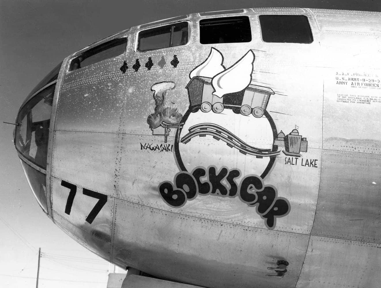 1945年8月9日,执行长崎原子弹轰炸任务的B-29「博克斯卡」号轰炸机(隶属第509混合大队)。该机原定主目标为小仓,因天气不佳改炸长崎,投下「胖子」原子弹后安全返航,现藏于美国国家空军博物馆。