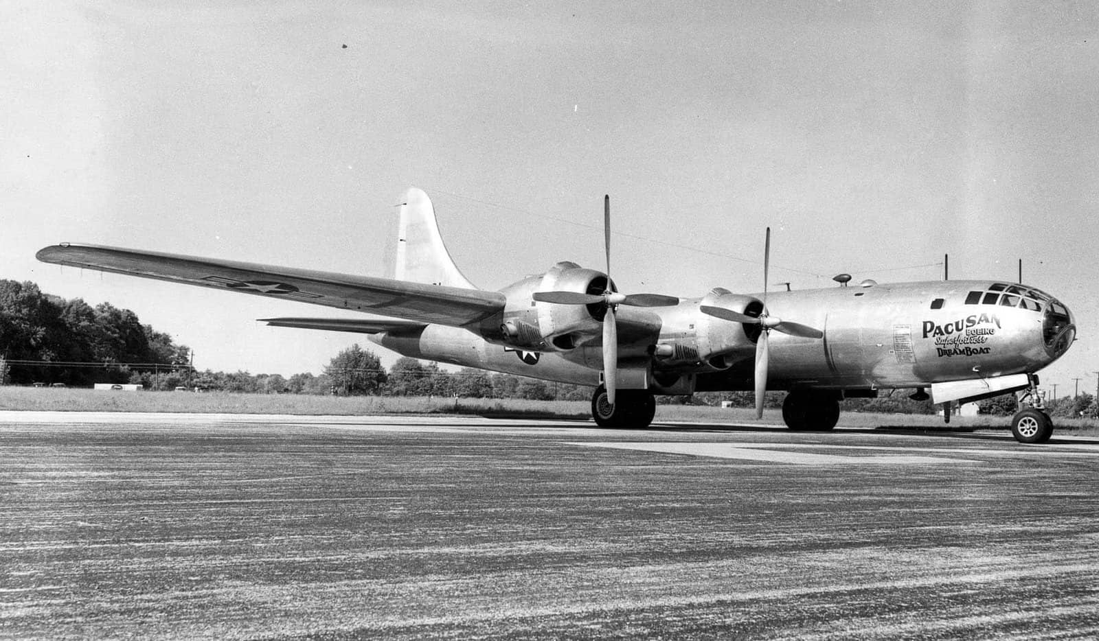波音YB-29J「帕库桑·梦船」号(Pacusan Dreamboat,序列号:44-84061),这架飞机隶属于美国陆军航空队第16轰炸机大队。1946年10月4日至6日,欧文上校及其机组人员驾驶这架B-29,在不进行空中加油的情况下飞越北极地区,完成了从夏威夷檀香山到埃及开罗的直飞航程(全长9500英里),耗时39小时36分钟。