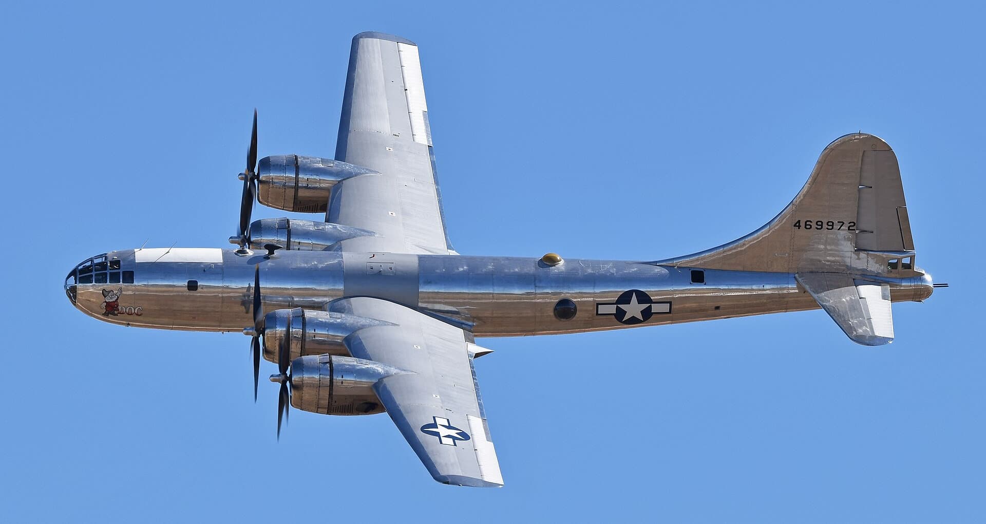 2019年10月26日,在德克萨斯州威奇托福尔斯的谢泼德空军基地(Sheppard AFB)举办的「自由卫士」航展(Guardians of Freedom Airshow)上,进行飞行表演的B-29「超级堡垒」轰炸机。注:该机于1945年制造,最初的美国军方序列号为「44-69972」。战后经过长期修复后,它于2016年7月17日重返蓝天。