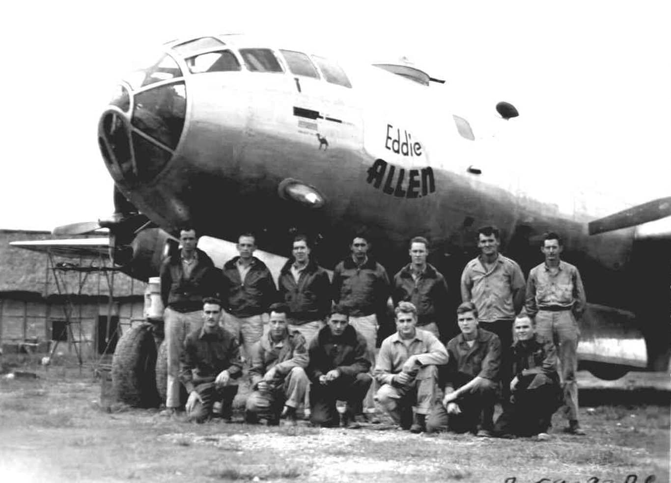 1944年,美国陆军航空队第20轰炸司令部(XX轰炸司令部)的一架B-29「超级堡垒」轰炸机(序列号42-24579,第45轰炸中队)停放在中国西南前线机场。第20轰炸司令部以印度为后方基地,经「驼峰航线」获得补给,执行以中国成都机场为前进基地的「马特霍恩行动」。