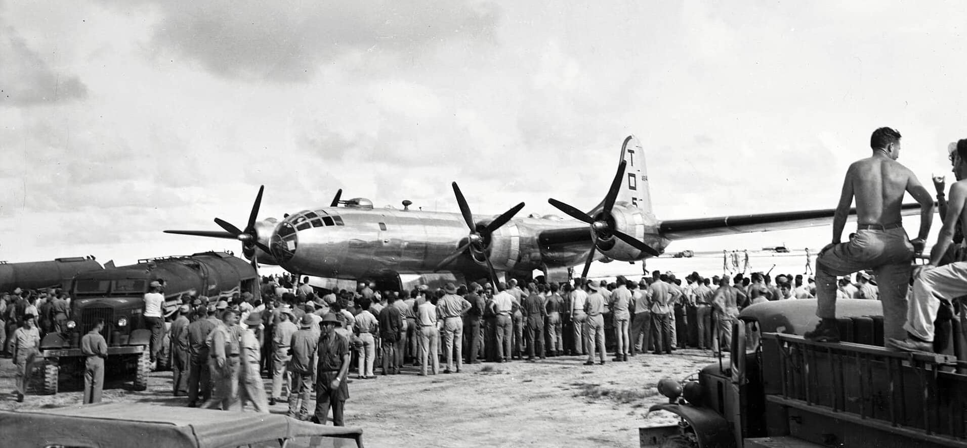 1944年底,第498轰炸大队的B-29「超级堡垒」轰炸机停放在塞班岛艾斯利机场。1944年10月起,马里亚纳群岛的塞班、关岛与天宁岛成为B-29轰炸日本本土的主要基地,可由海路便捷补给,机队规模在此后数月迅速扩大。