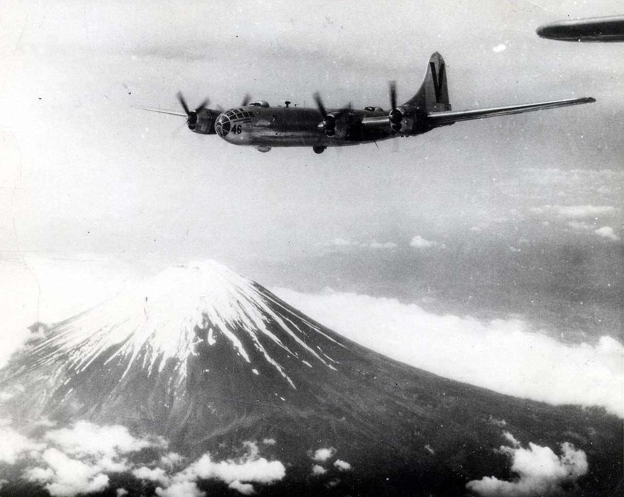 1945年,第499轰炸大队的一架B-29「超级堡垒」轰炸机飞越富士山上空。马里亚纳群岛基地启用后,B-29得以直接轰炸日本本土,富士山成为机组成员辨认目标区域的著名地标,此后对日空袭规模持续扩大。