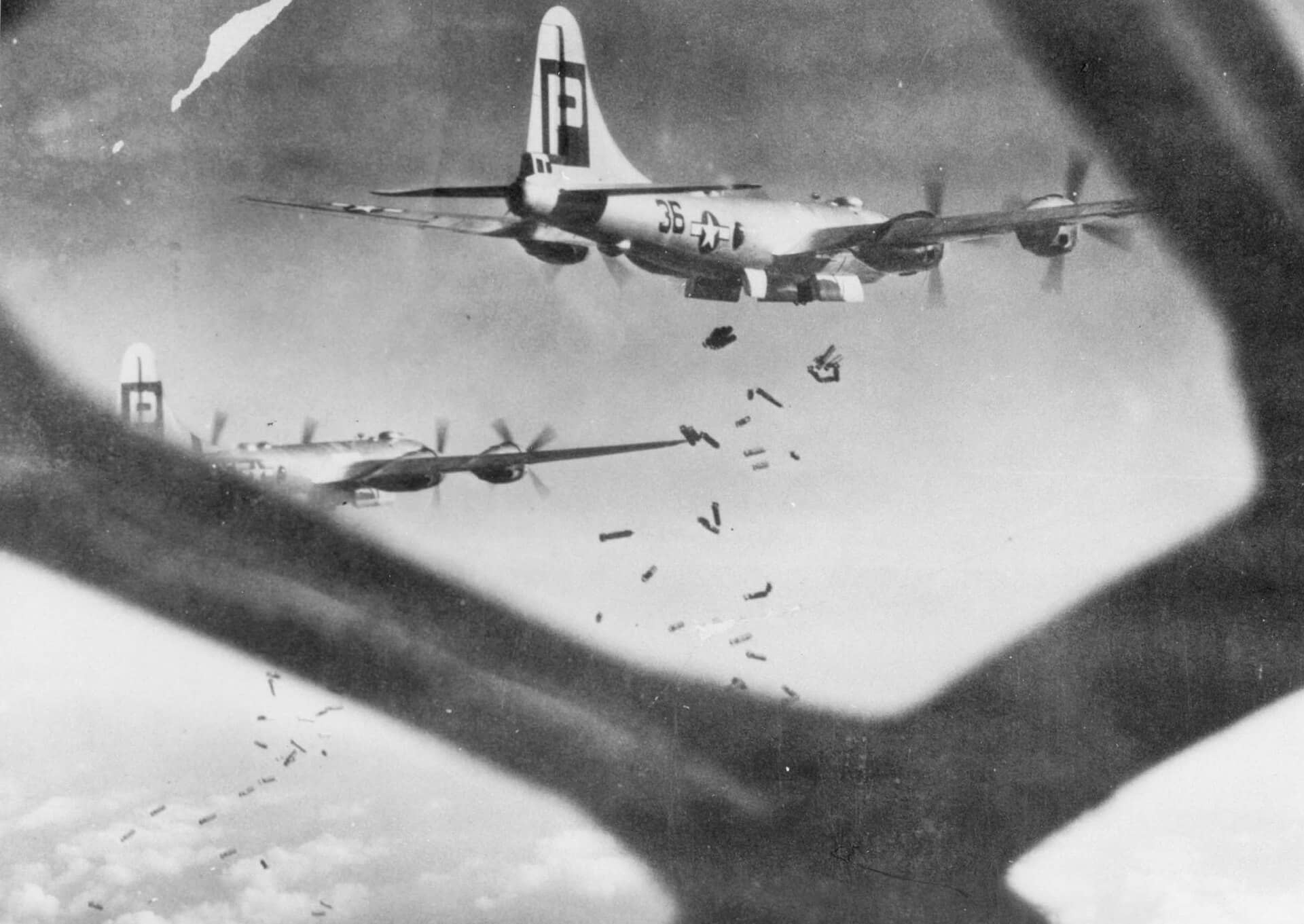 1945年7月16日,第39轰炸大队的B-29「超级堡垒」轰炸机正在轰炸日本平冢市。战争末期,对日战略轰炸由高空精确投弹转为对城市与工业区的大规模燃烧弹和高爆炸弹空袭,数百架B-29编队在P-51战斗机护航下连续出击。