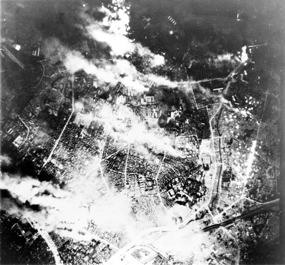 1945年3月9日至10日「东京大轰炸」期间,东京市区燃起的大火浓烟冲天。柯蒂斯·李梅将军指挥334架B-29自约1500至1800米低空投掷凝固汽油燃烧弹,一夜烧毁市区约16平方英里,约8.4万人丧生,仅损失14架轰炸机。