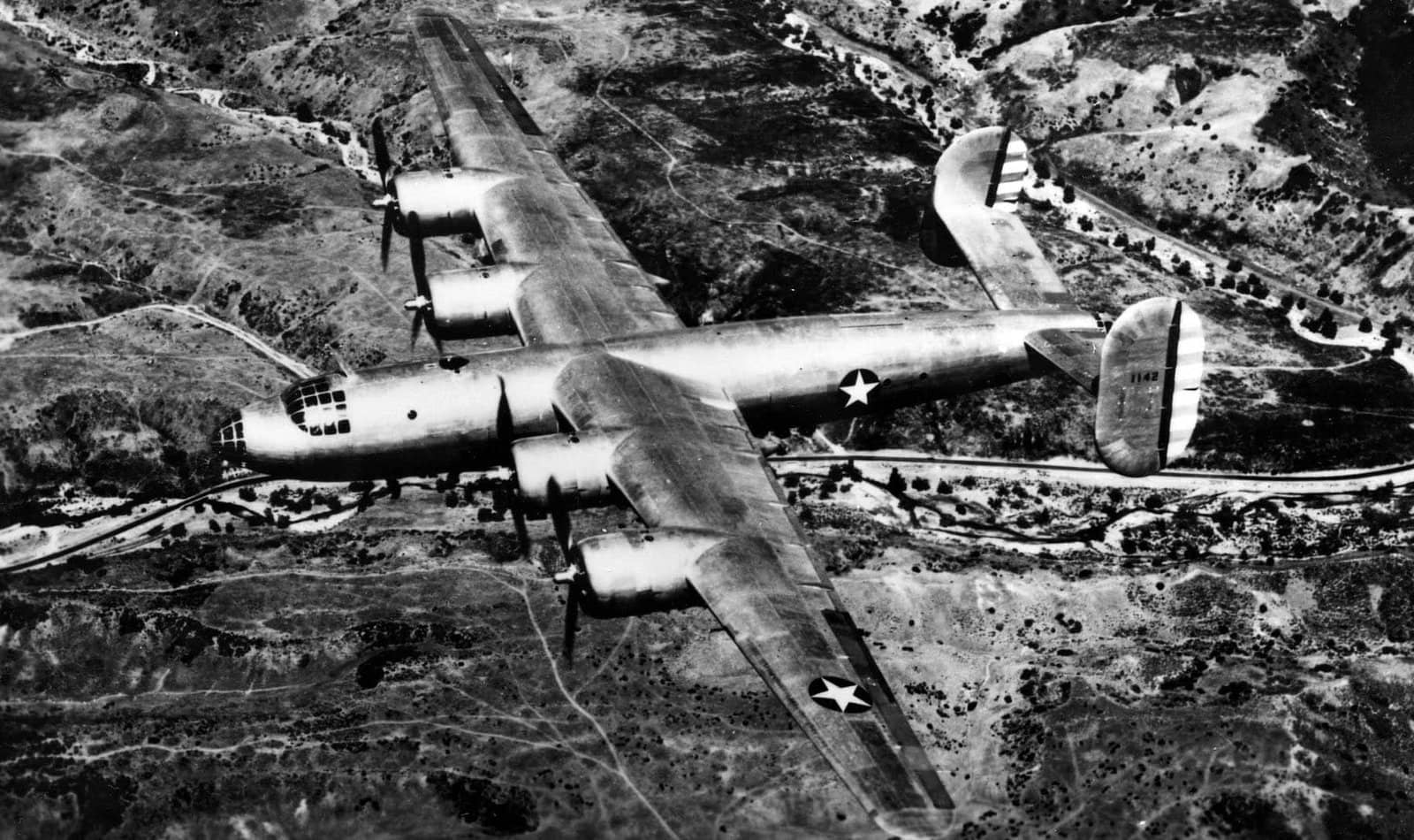 联合XB-32「统治者」原型机的飞行测试画面。注:该原型机共制造3架(序列号:41-141、41-142、41-18336),前两架采用双垂尾布局并配备遥控炮塔,因方向稳定性问题,第三架于1943年11月改为联合自行设计的单垂尾。三架原型机后均交付第386轰炸中队,参与作战评估。