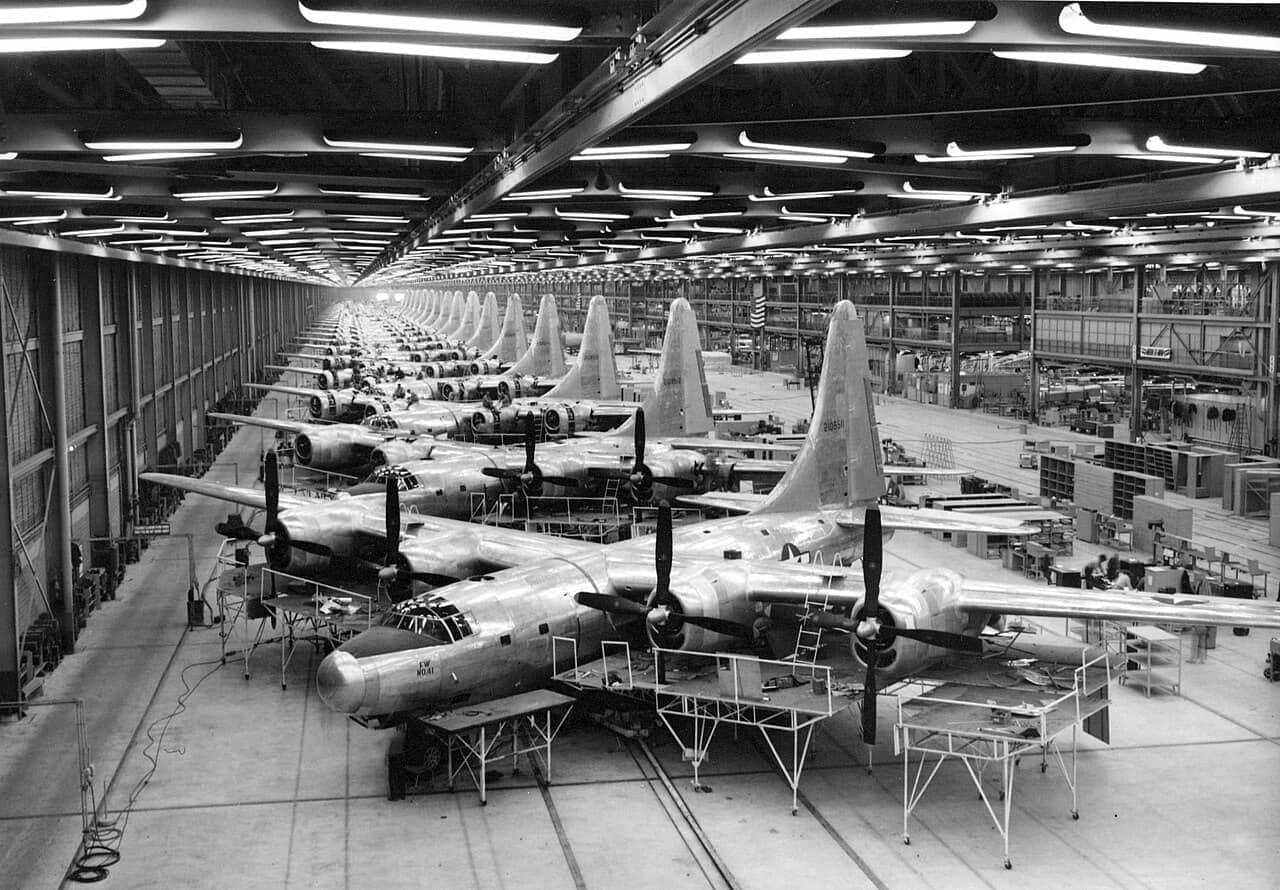 1944-1945年间,联合飞机公司沃思堡工厂生产线上的TB-32轰炸机。注:TB-32是B-32「统治者」轰炸机一个初中期型号,其重新设计了投弹手舱入口门,将SCR-269-G无线电罗盘更换为AN/ARN-7系统,加装了发动机灭火装置和尾翼除冰套,总共生产了不到30架。