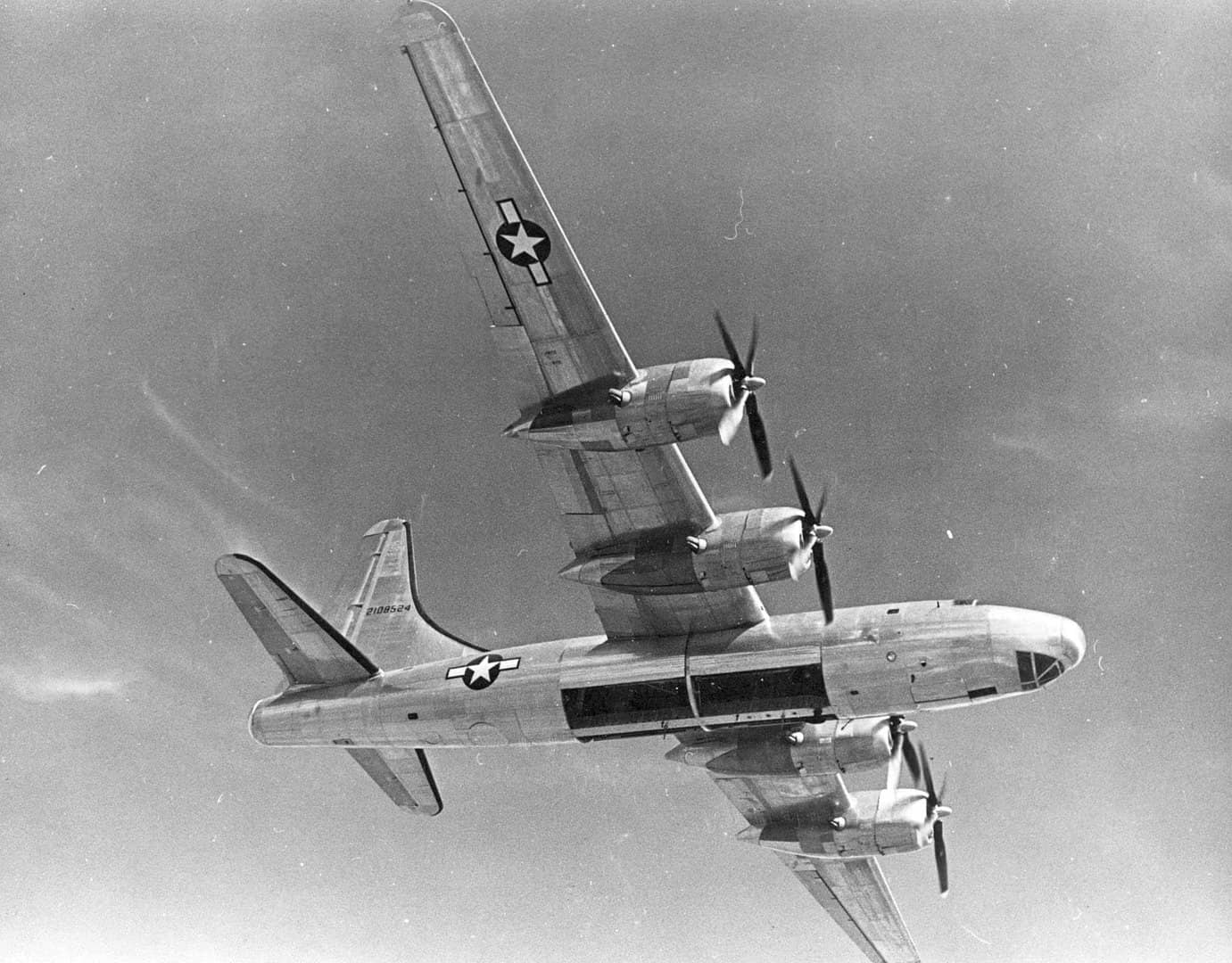 腹部视图:飞行中的联合TB-32-15-CF「统治者」轰炸机(序列号:42-108524),它是生产批次中制造出来的最后一架TB-32。