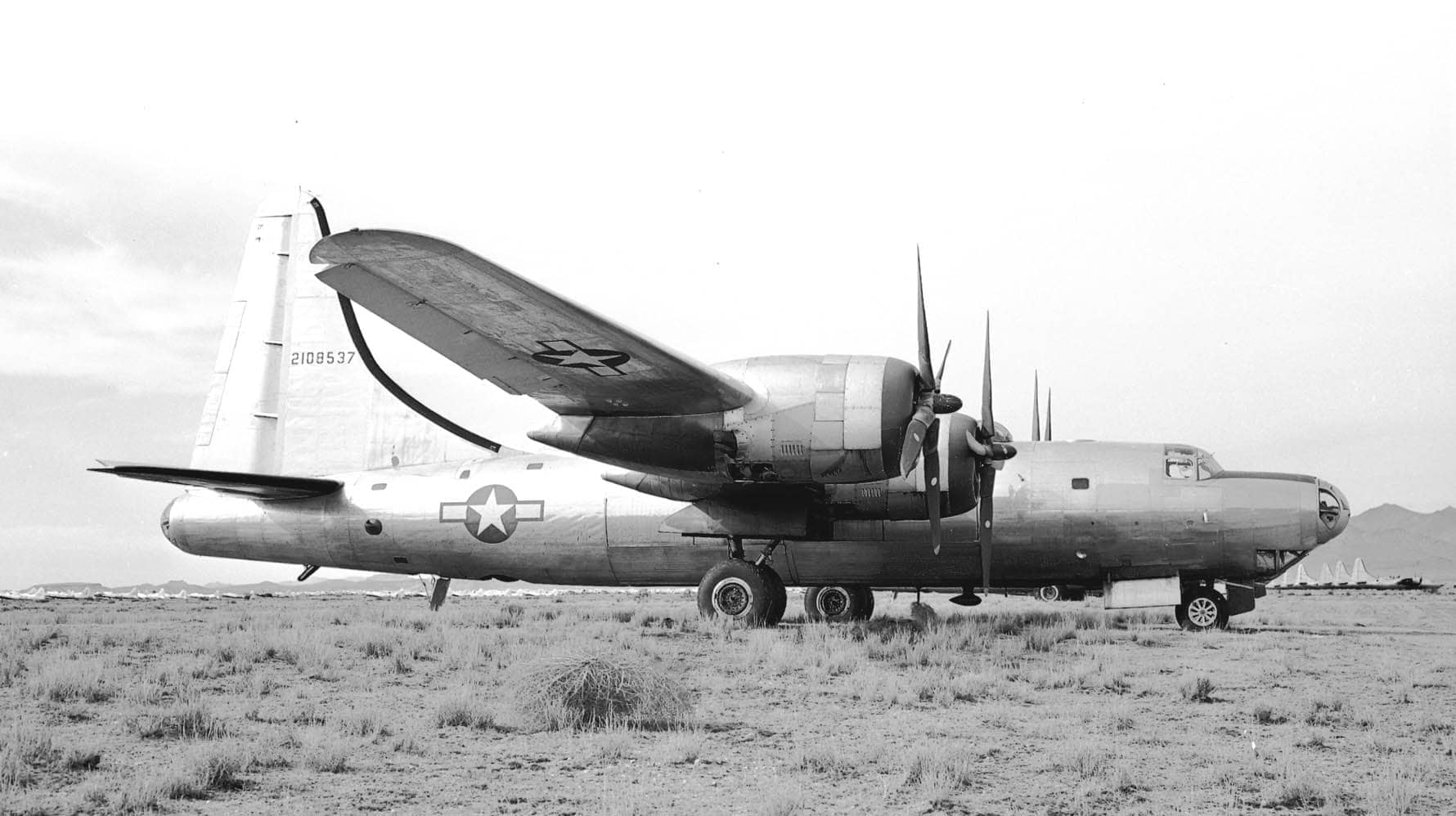 停放在美国本土机场的B-32-20-CF「统治者」轰炸机(序列号:42-108537)。该机为沃斯堡工厂生产的量产批次,战争末期仅少量交付太平洋战区部队,多数未及参战即在战后退役封存。