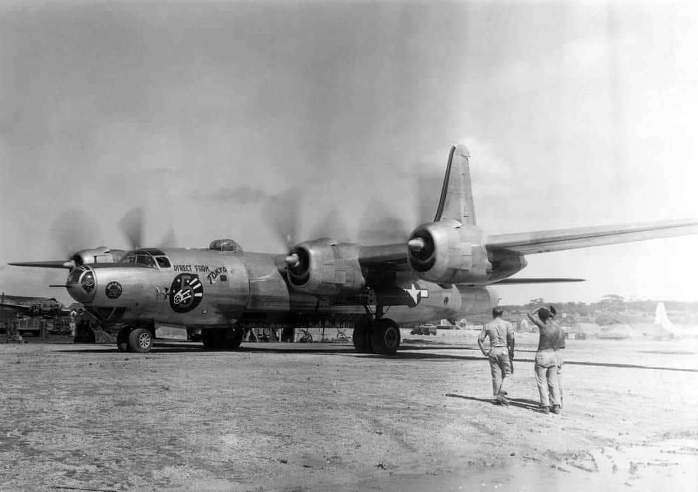 1945年8月,第386轰炸中队的一架B-32「统治者」轰炸机停放在冲绳读谷机场。8月13日该中队自吕宋转场冲绳后,主要执行监视日本履行停战条款的照相侦察任务。