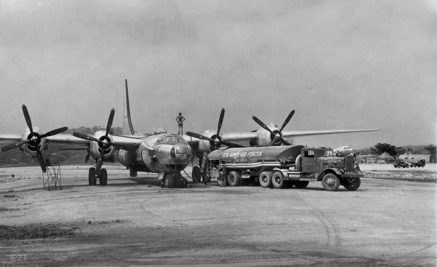 1945年8月,第386轰炸中队的一架B-32「统治者」轰炸机在冲绳读谷机场加油补给。战争末期,该中队以冲绳为基地对日本本土实施侦察飞行,直至战争结束。
