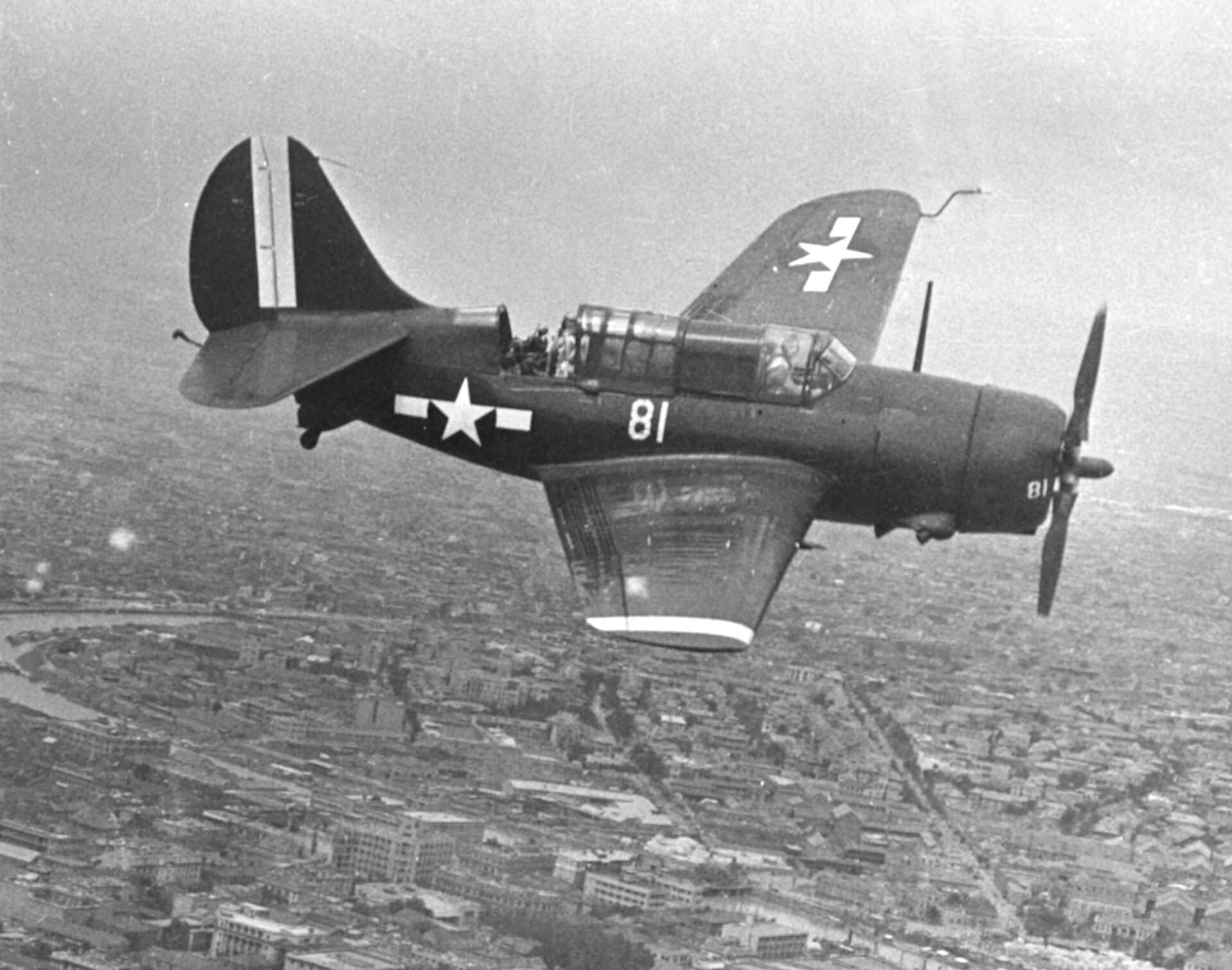 1945年9月,VB-10中队的SB2C-5「地狱俯冲者」飞越中国天津上空。此时日本已宣布投降,该机正执行战后巡逻任务。