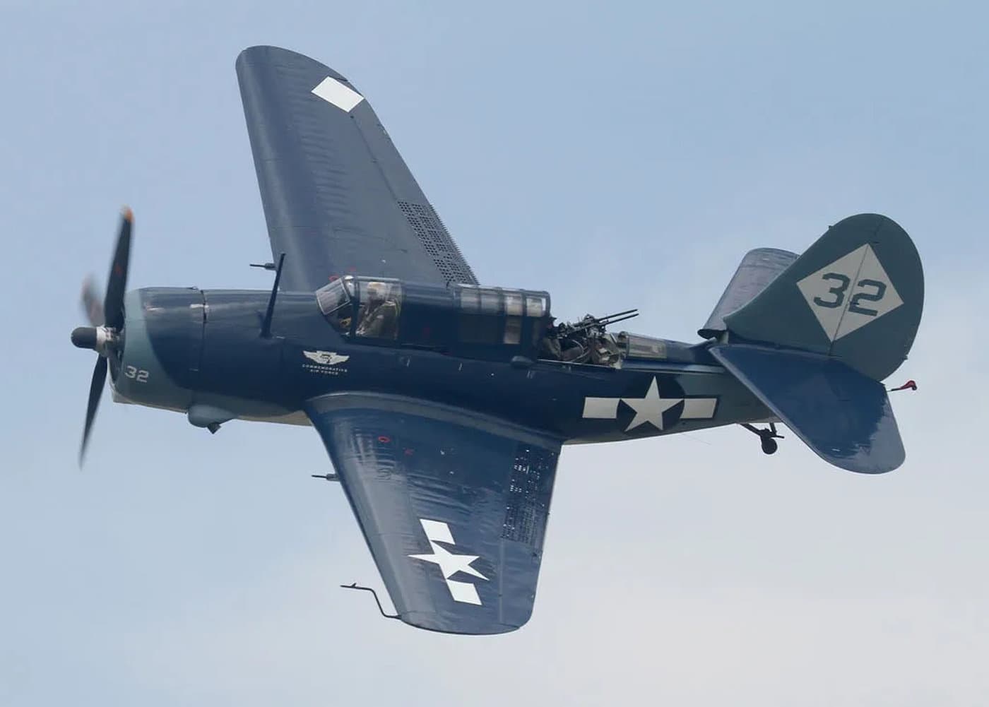 进行飞行表演的纪念空军组织(Commemorative Air Force)SB2C-5「地狱俯冲者」俯冲轰炸机。