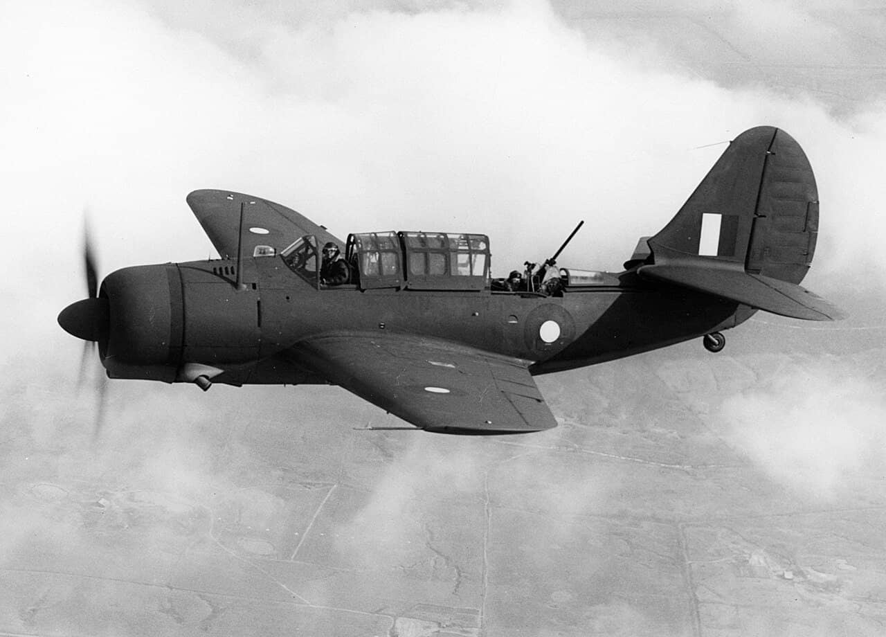 1943年间,一架在美国上空飞行的澳大利亚皇家空军(RAAF)柯蒂斯A-25A「伯劳」(Shrike)攻击机。注:A-25是美国海军SB2C-1舰载机的陆基改型,澳大利亚皇家空军曾订购150架以担负俯冲轰炸任务。然而由于研发周期漫长,该机型最终仅交付了10架(序列号为A69-1至A69-10),图中该机采用了澳大利亚皇家空军涂装,且在机尾前方隐约可见RAAF序列号「A69」中的字母「A」。