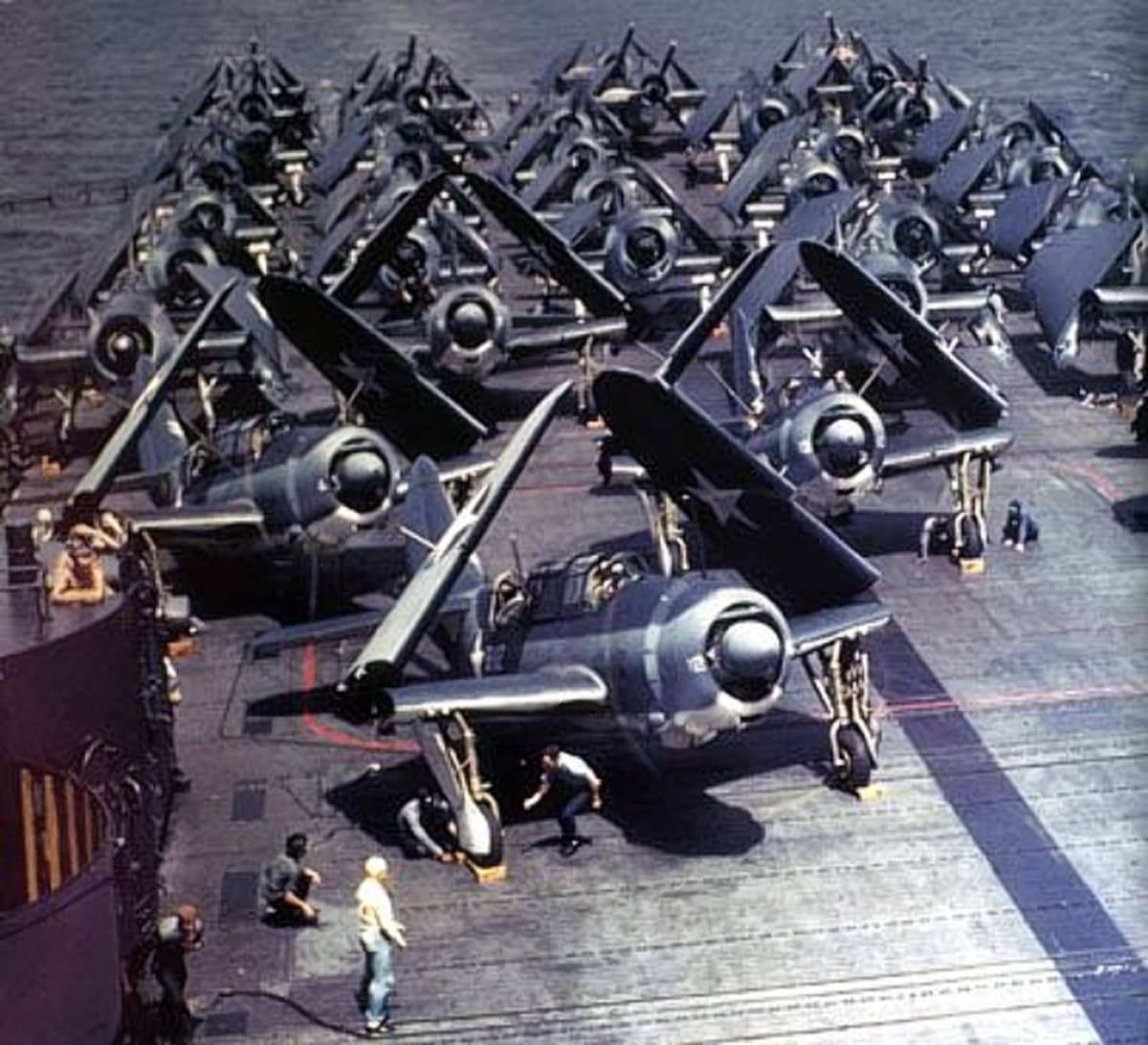 1943年,「约克城」号航空母舰(CV-10)飞行甲板上采用三色涂装的第5轰炸机中队(VB-5)所属SB2C-1「地狱俯冲者」俯冲轰炸机。注:VB-5中队于1943年5月至6月间登舰,参与该舰的试航任务。然而试航结果堪称灾难:该中队的SB2C「地狱俯冲者」故障频发,其中最严重的问题之一是飞机在着舰回收过程中,尾钩极易从收纳槽中脱落。时任「约克城」号舰长的约瑟夫·J·克拉克(Joseph J. Clark,昵称「Jocko」)上校对此极为恼火,最终下令将这些飞机更换为道格拉斯SBD-5「无畏」俯冲轰炸机,VB-5中队后来也是驾驶此款机型投入实战。
