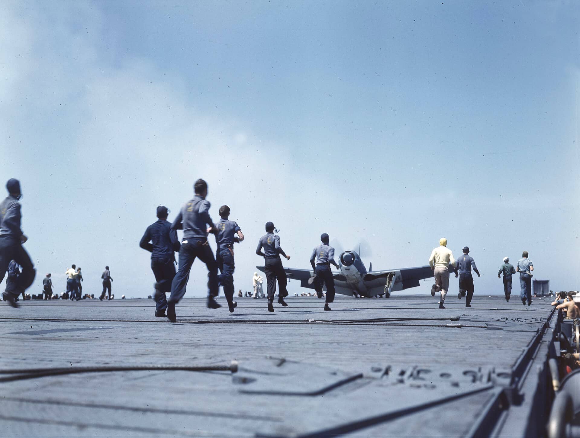1943年5月,VB-5中队一架因尾轮故障的SB2C-1「地狱俯冲者」在「约克城」号(USS Yorktown,CV-10)航空母舰上紧急着舰。早期「地狱俯冲者」着舰事故频发,是美军水兵戏称其为「第二类混蛋机」的原因之一。