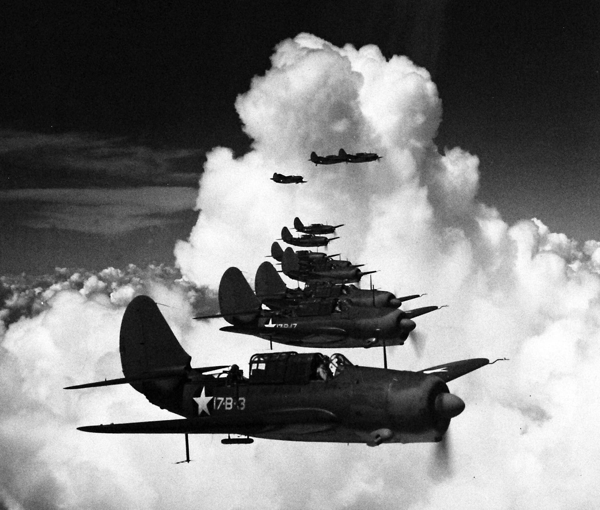 1943年6月,首批换装「地狱俯冲者」的VB-17轰炸机中队进行编队飞行训练。该中队同年11月随「邦克山」号航空母舰首次投入太平洋作战。