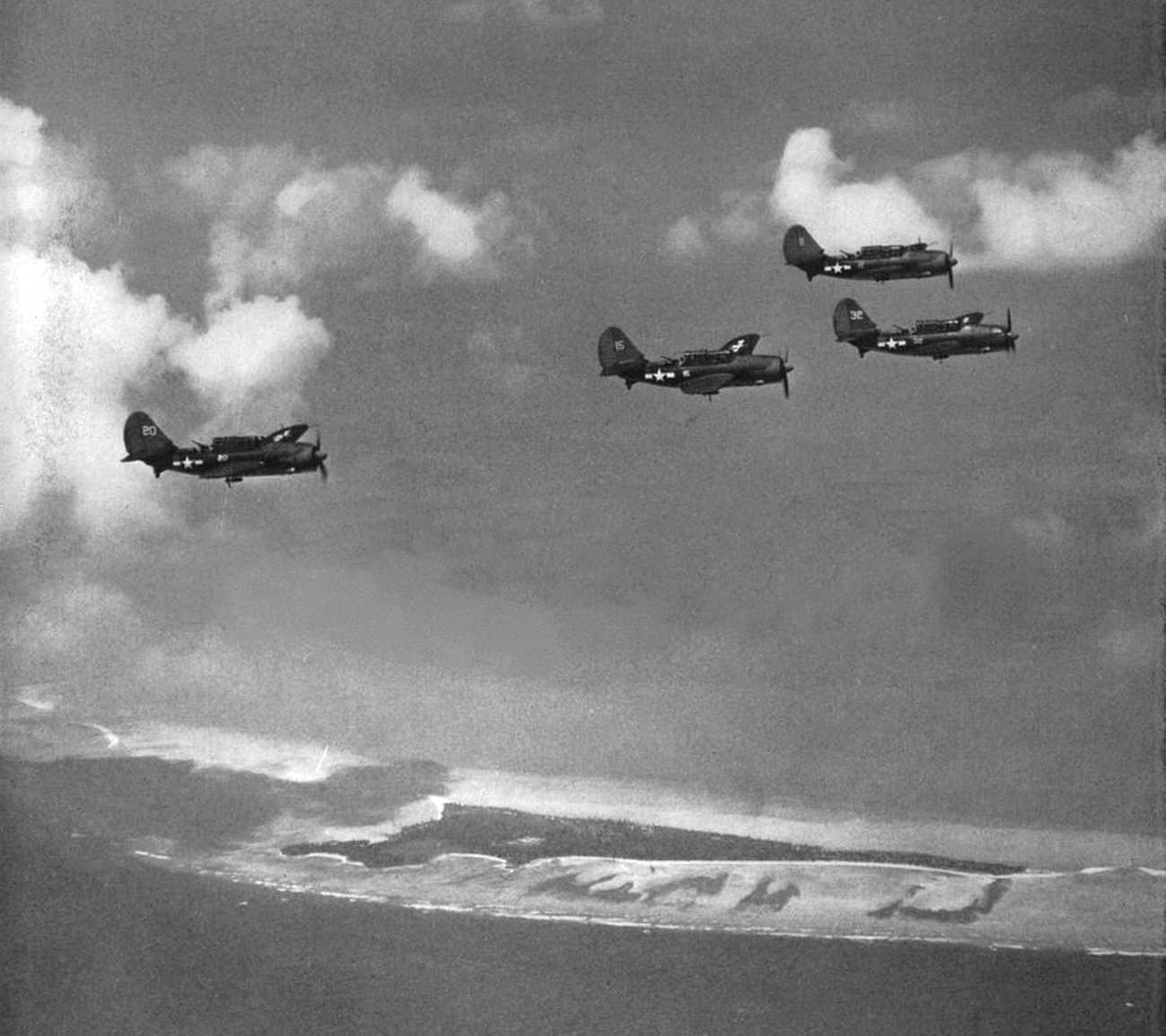 1943年11月「吉尔伯特群岛战役」期间,VB-17中队的SB2C-1「地狱俯冲者」在塔拉瓦环礁上空编队飞行,对日军阵地实施轰炸支援登陆作战。