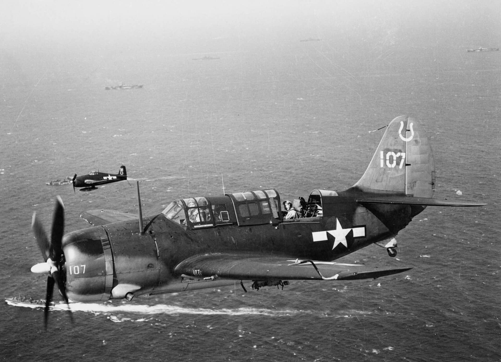 1945年1月,VB-7中队的柯蒂斯SB2C-3「地狱俯冲者」在印度支那外海的第38特混舰队上空飞行。