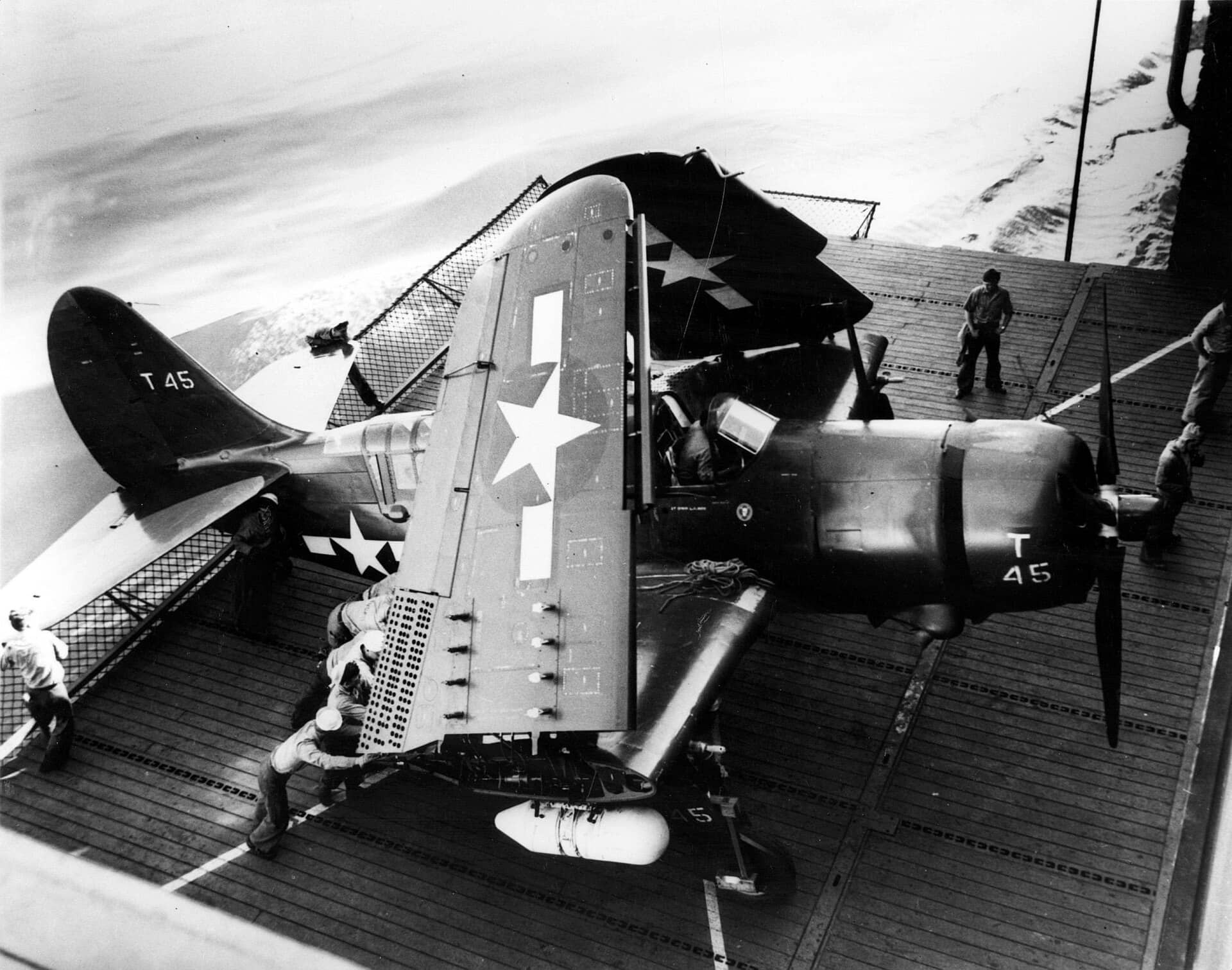 1945年,停放在航空母舰升降机上的SB2C-5「地狱俯冲者」,正待提升至飞行甲板。