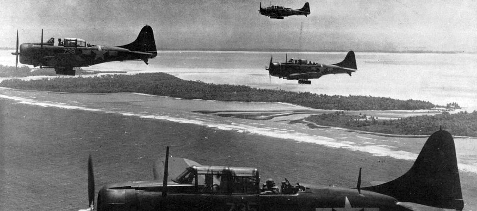 1943年11月,VC-37中队的4架SBD-5「无畏」俯冲轰炸机在塔拉瓦环礁上空执行反潜巡逻任务。