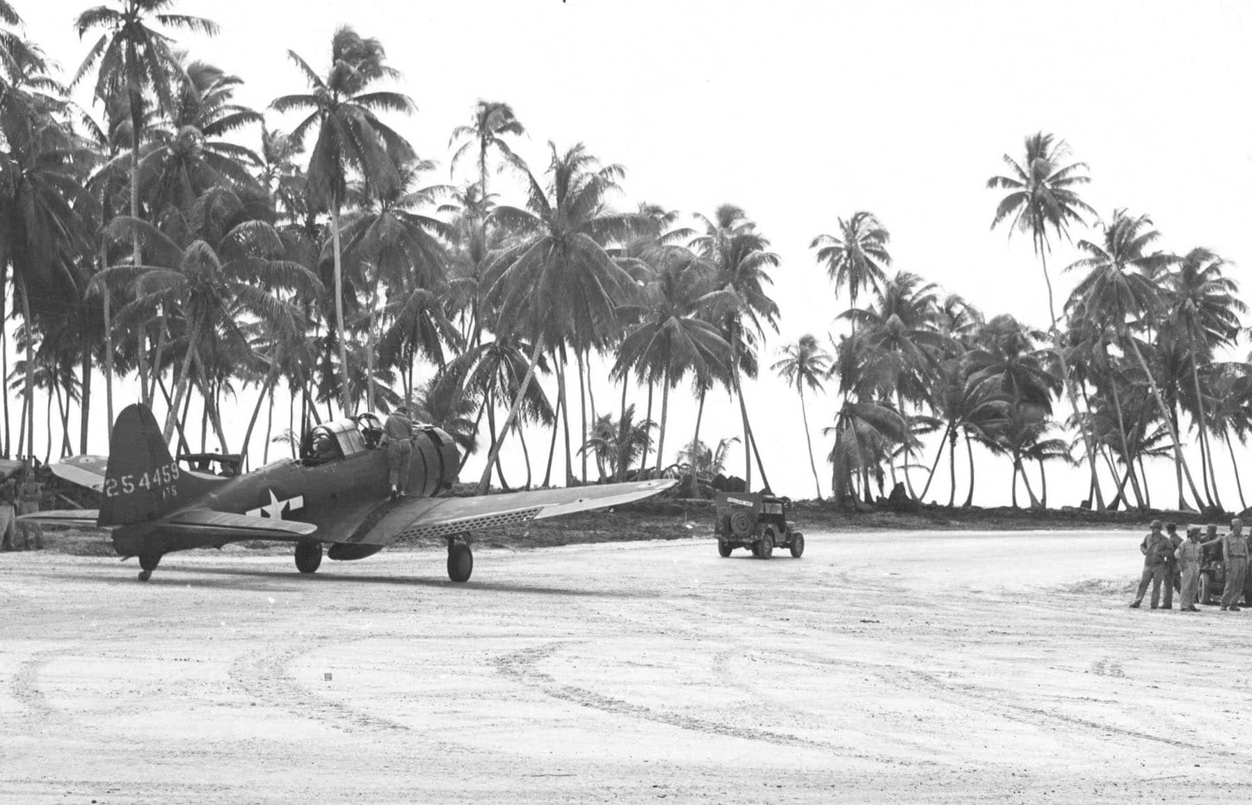 1943年12月13日,隶属于美国陆军航空队第531战斗机中队的一架道格拉斯A-24B-5-DT(序列号:42-54459)「女妖」(Banshee)正在吉尔伯特群岛马金岛的简易机场上滑行。这是首架抵达吉尔伯特群岛中马金岛的A-24B飞机。注:A-24是取消了着舰钩的SBD「无畏」俯冲轰炸机陆基改型,然而因缺乏专门训练,陆军的使用效果并不理想,到了1943年中,被陆军飞行员认为不适合作战任务的A-24被转用于非战斗任务。