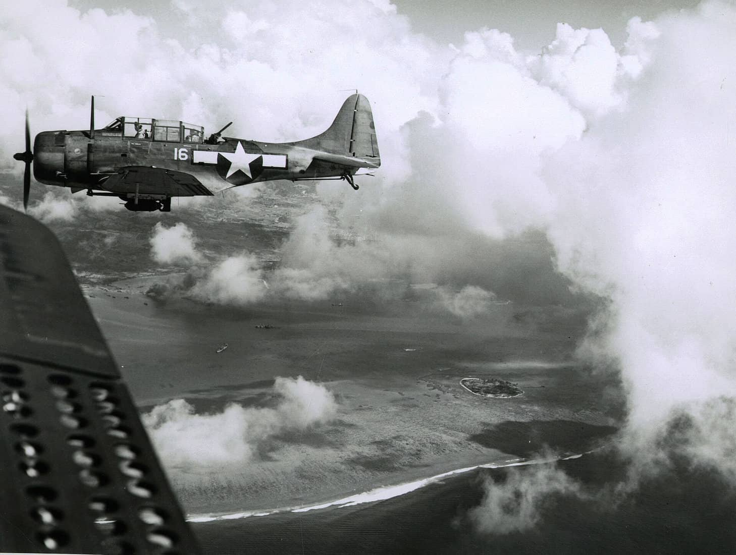 1944年6月15日「塞班岛战役」期间,VB-16中队的SBD-5「无畏」俯冲轰炸机在塞班岛上空编队飞行,支援登陆作战。