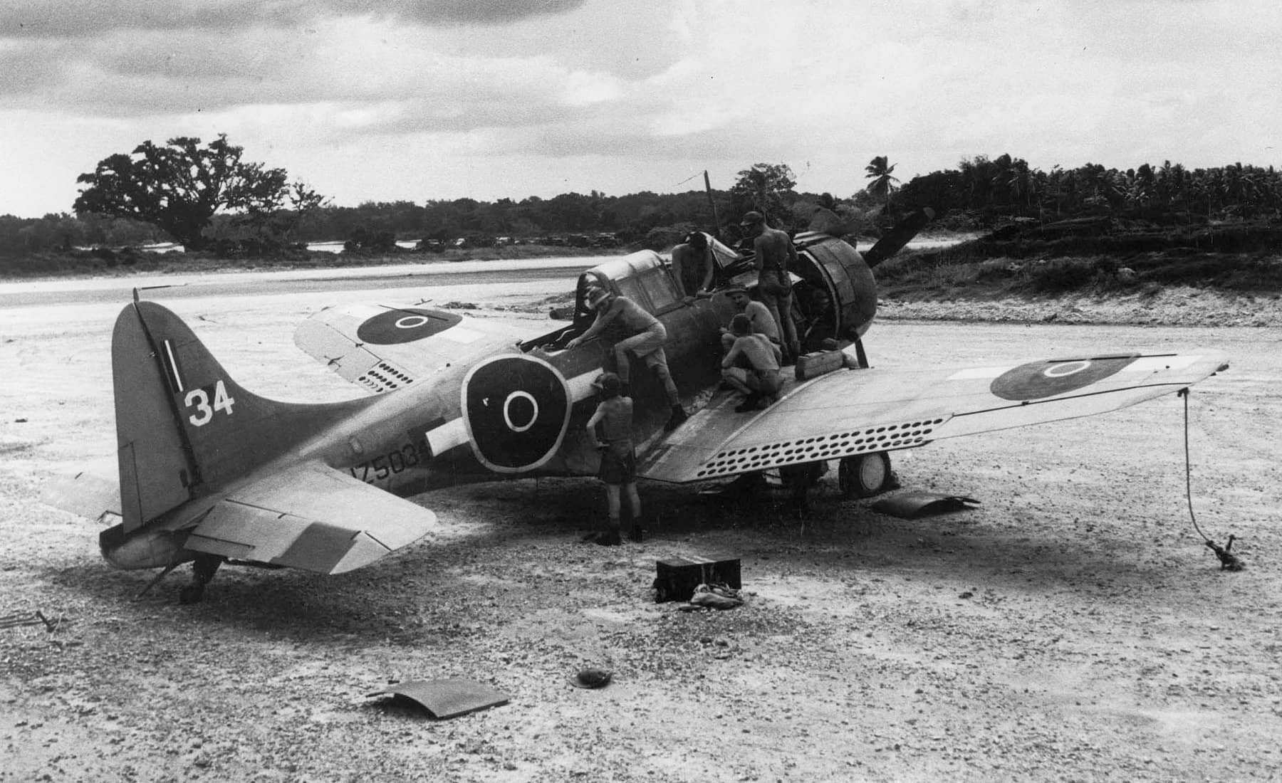 1944年,埃斯皮里图桑托岛上,一架隶属于新西兰皇家空军(RNZAF)的道格拉斯SBD-4「无畏」俯冲轰炸机(海军编号:BuNo 06766,RNZAF序列号:NZ5034)正接受地勤人员维护。注:该机是新西兰皇家空军接收的27架SBD-4之一,曾于1943至1944年间由RNZAF第25中队在所罗门群岛地区使用,后被沃特F4U-1「海盗」战斗机取代,而这架飞机也于1944年3月归还给美国海军陆战队。