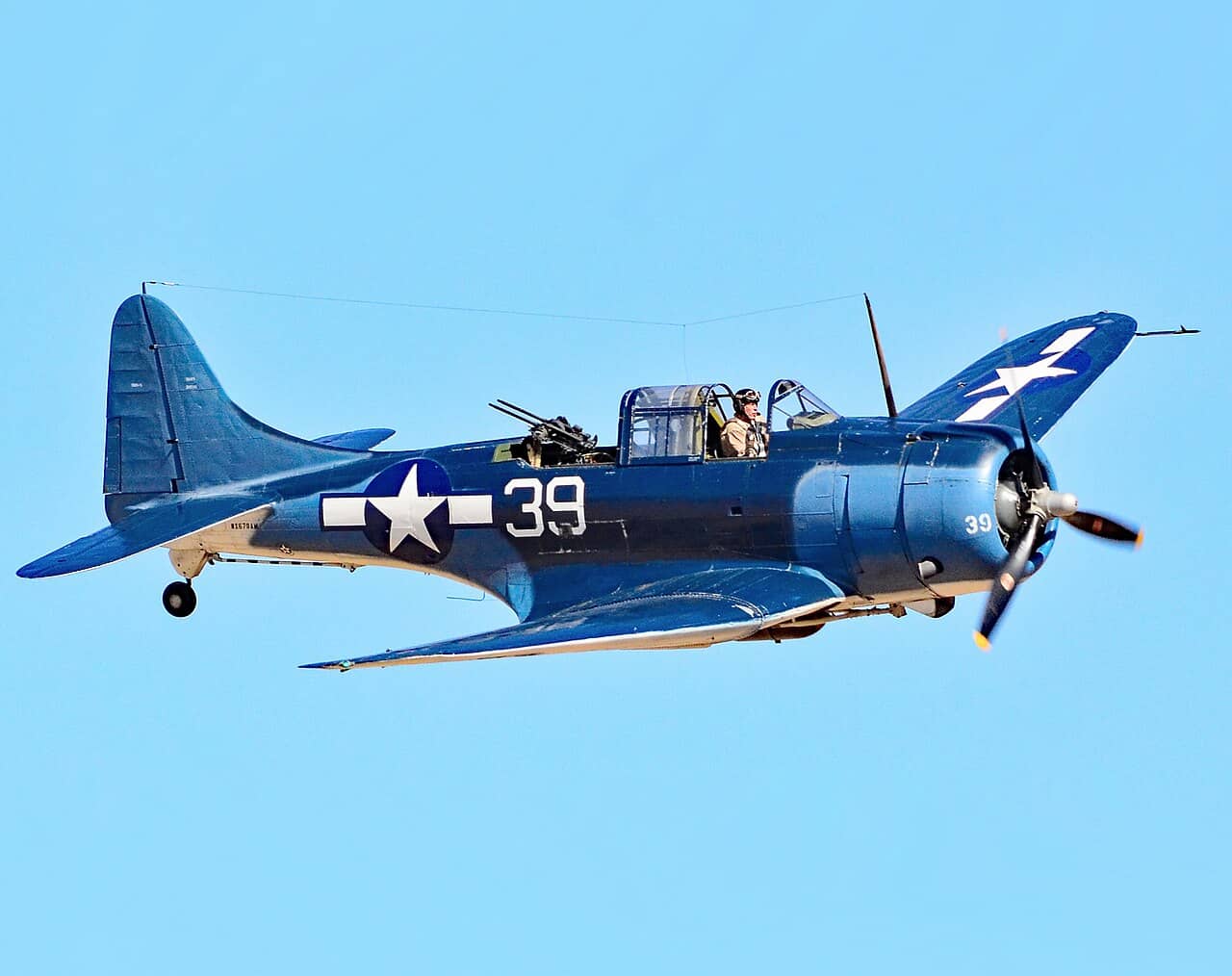 来自加利福尼亚州奇诺市「名机航空博物馆」(Planes of Fame Air Museum)的道格拉斯SBD-5「无畏」俯冲轰炸机在进行飞行表演。