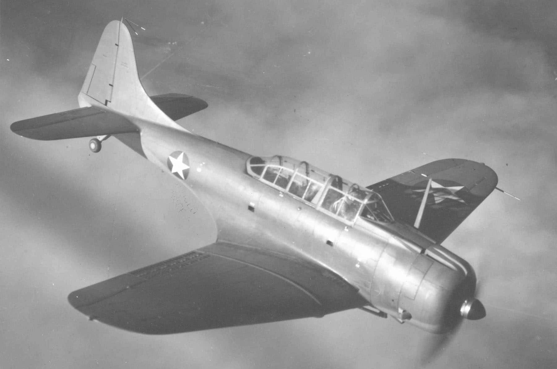 一架正在进行俯冲攻击的美国陆军航空队道格拉斯A-24「女妖」。