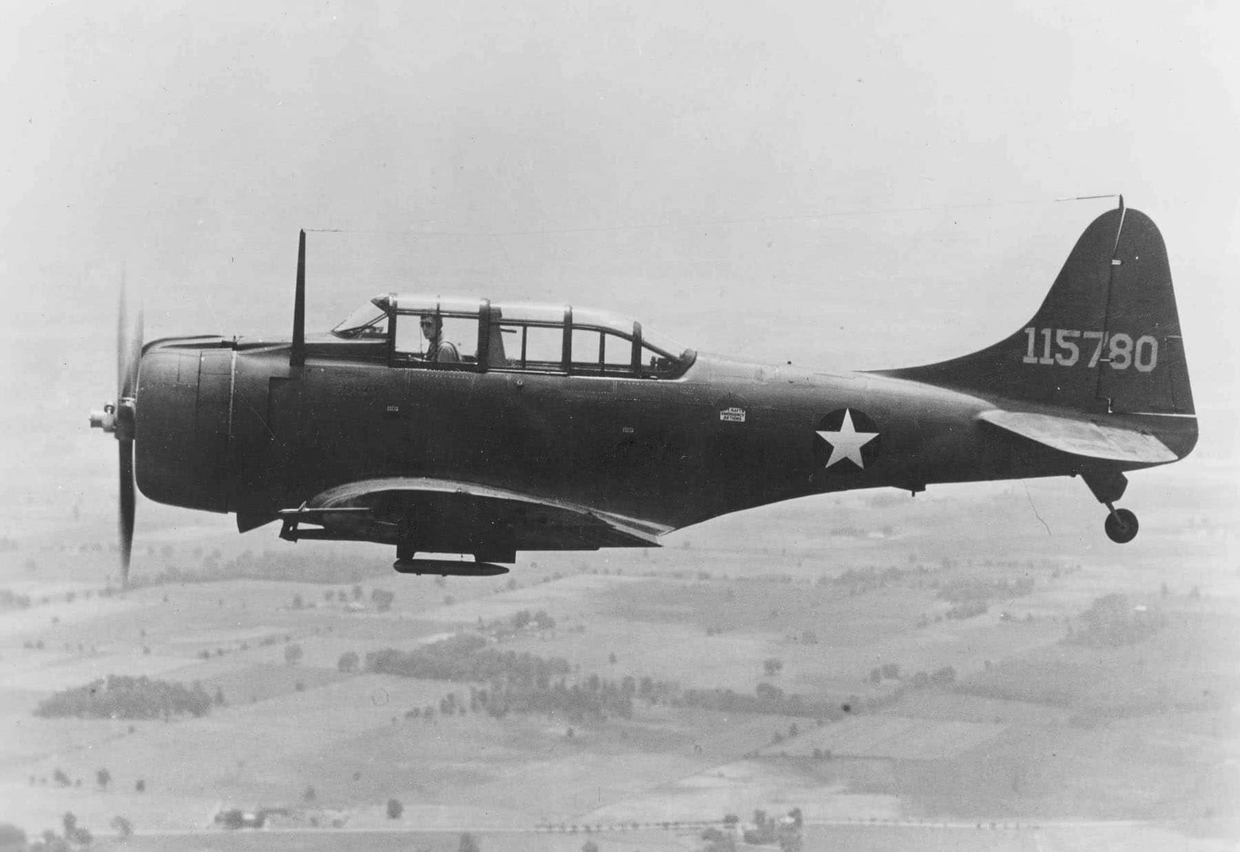 飞行中的美国陆军航空队道格拉斯A-24「女妖」俯冲轰炸机(序列号:41-15780)侧面照片。