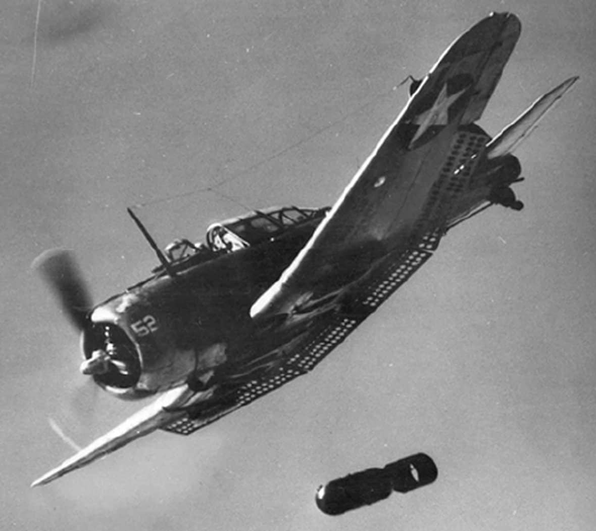 1942年,一架正在俯冲投弹的美国海军道格拉斯SBD「无畏」俯冲轰炸机。可见其机翼后缘偏转的(穿孔面板)俯冲减速板。