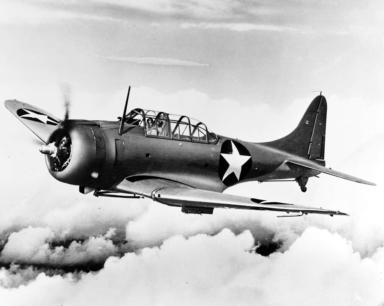 1943年,一架飞行中的美国海军道格拉斯SBD-4「无畏」俯冲轰炸机。