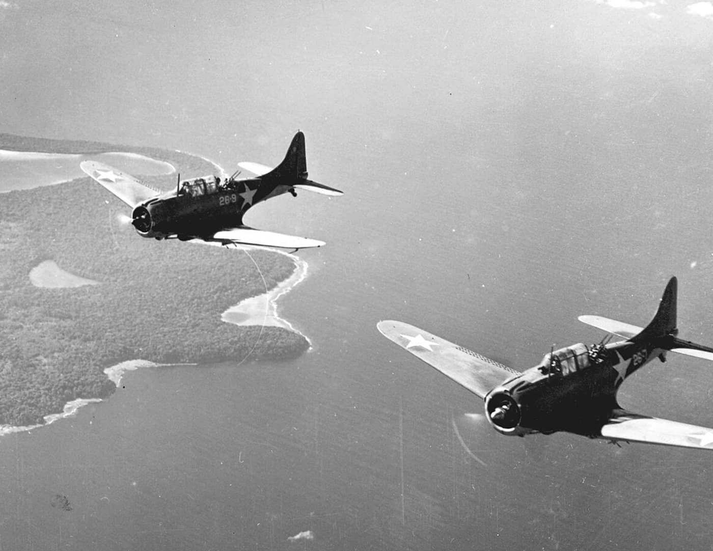 1943年,所罗门群岛海域上空编队飞行的道格拉斯SBD「无畏」俯冲轰炸机机群。
