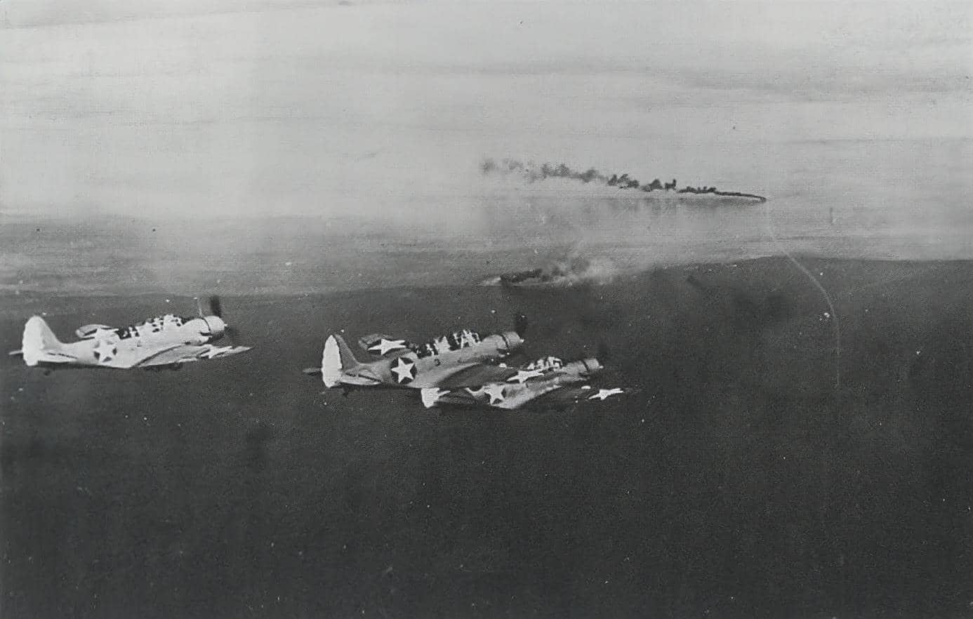 1942年3月10日,从「约克城」号航空母舰(CV-5)上起飞的第5鱼雷轰炸机中队(VT-5)TBD-1「毁灭者」编队前往休昂湾(Huon Gulf)对日军船只实施轰炸。画面上方可见两艘日军船只(可能是辅助船「能代丸」号和扫雷舰「羽衣丸」号)正在施放烟幕,以应对即将到来的空袭。