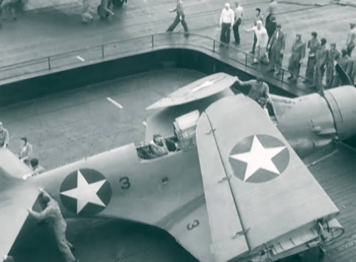 1942年5月19日,VT-6中队的TBD-1停放在企业号(CV-6)航母甲板上,机翼处于折叠状态。该中队随后参加了「中途岛海战」。