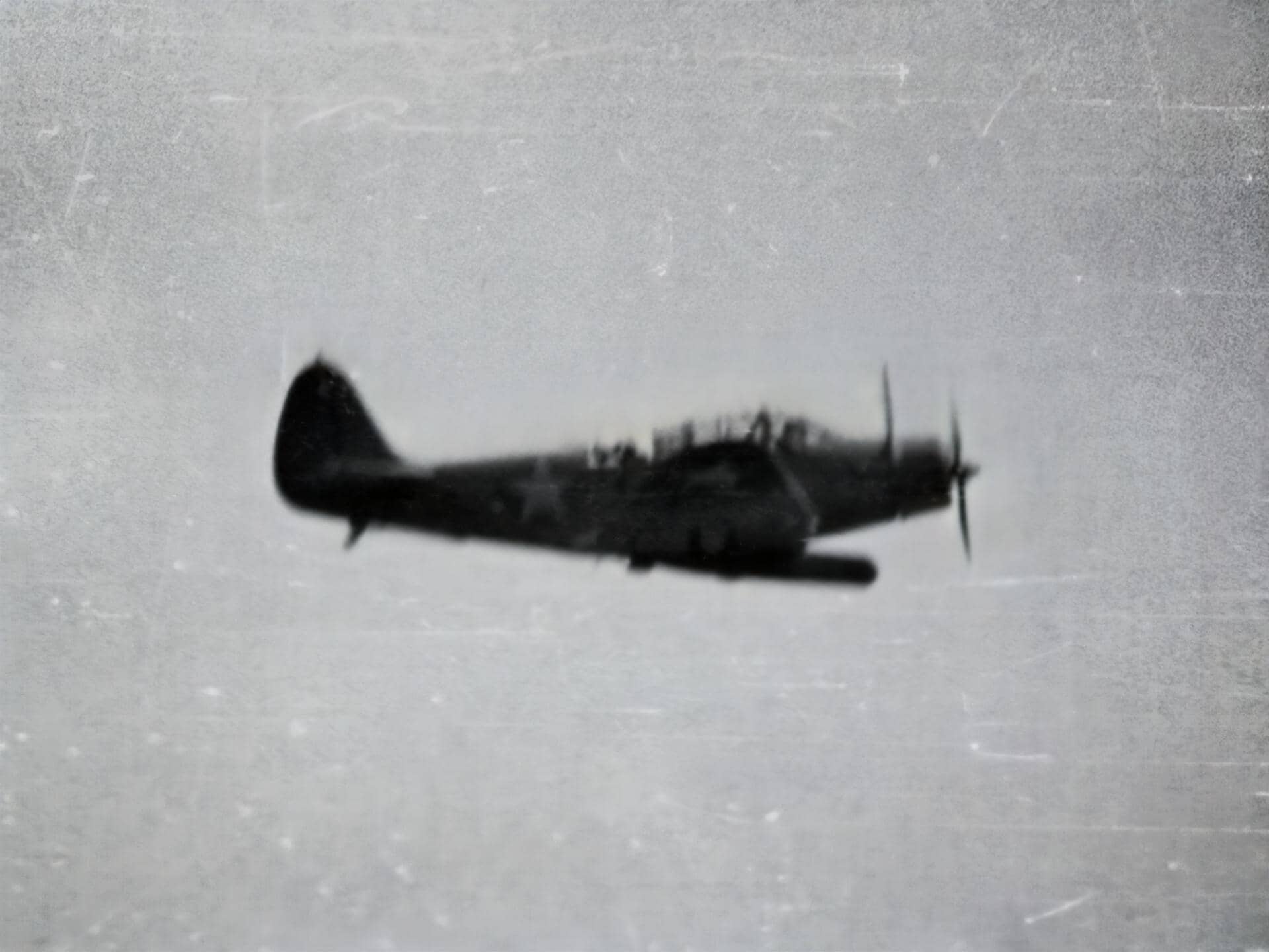 这一张模糊照片记录了1942年6月4日上午,「中途岛海战」期间,一架挂载Mk-13鱼雷的美国海军道格拉斯TBD-1「毁灭者」鱼雷轰炸机正飞往任务目标地点攻击日本航母编队。该机极有可能隶属于「约克城」号航空母舰(CV-5)上的第3鱼雷轰炸机中队(VT-3),当天VT-3中队在低空鱼雷攻击过程中损失了其全部12架「毁灭者」鱼雷轰炸机中的10架。