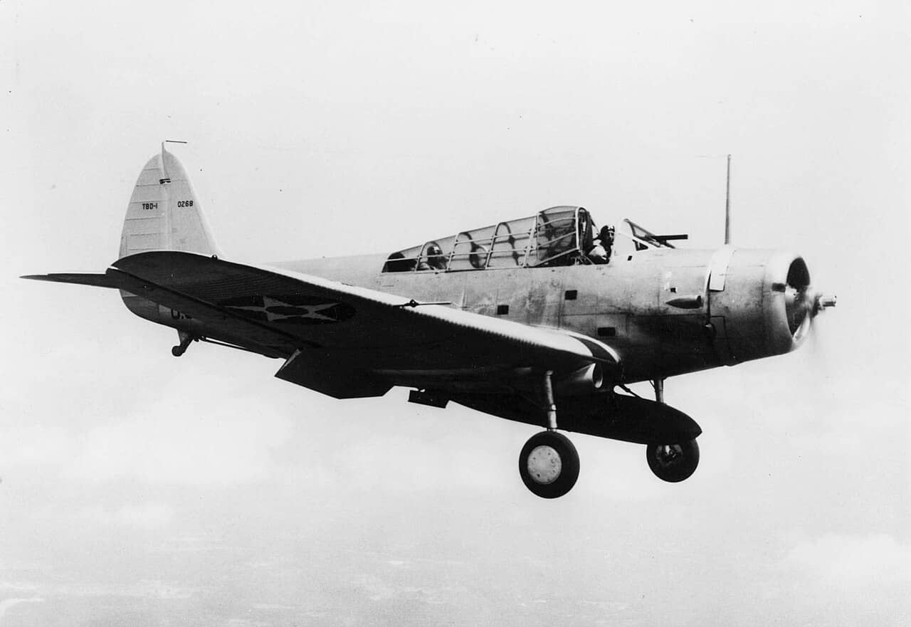 1937年,美国海军首架量产型道格拉斯TBD-1「毁灭者」鱼雷轰炸机在华盛顿特区安纳科斯蒂亚海军航空站(NAS Anacostia)进行飞行测试时的情景。