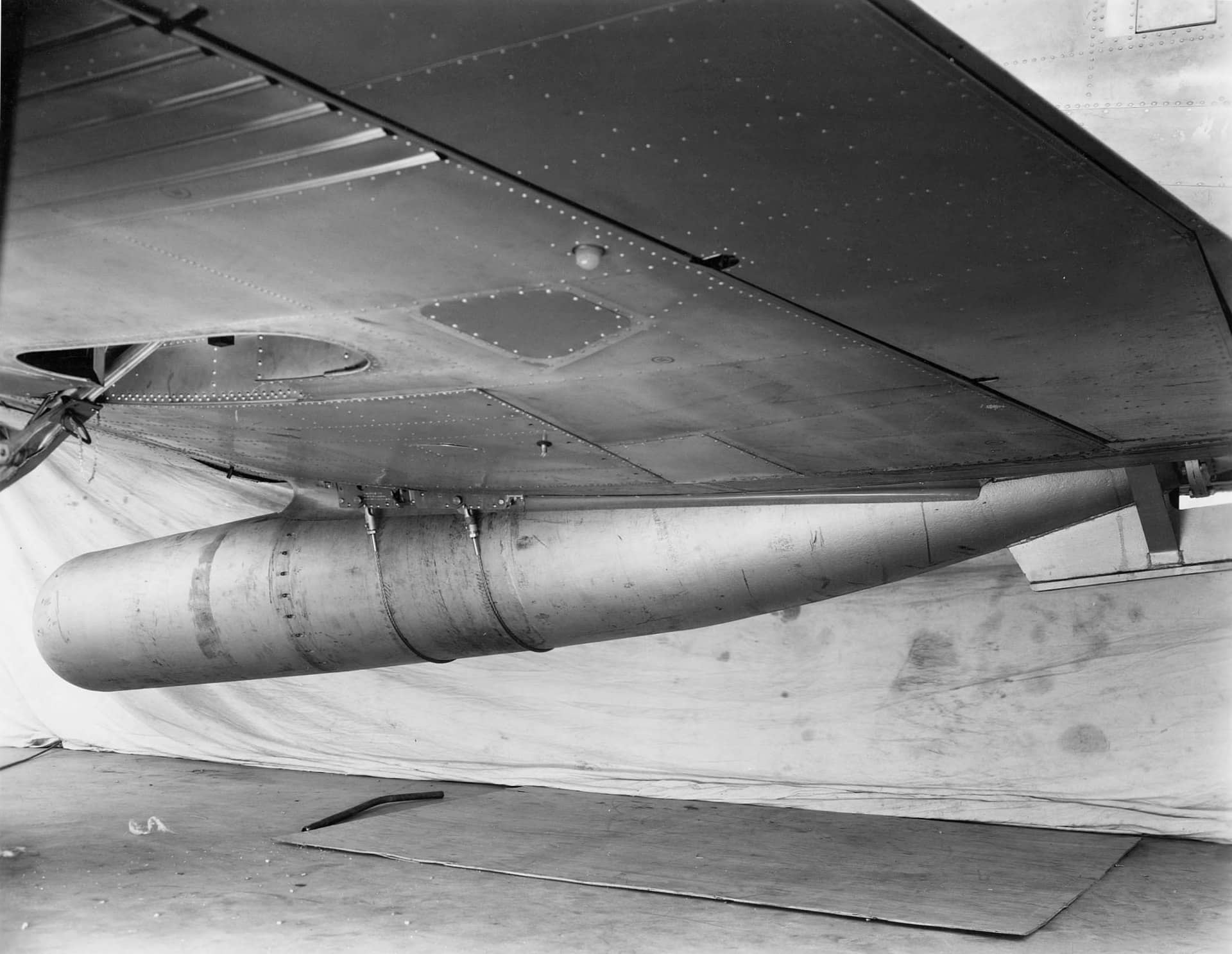1937年6月17日,地勤人员在一架TBD-1「毁灭者」机腹挂架上安装Mk-13鱼雷,展示该机的核心作战载荷。