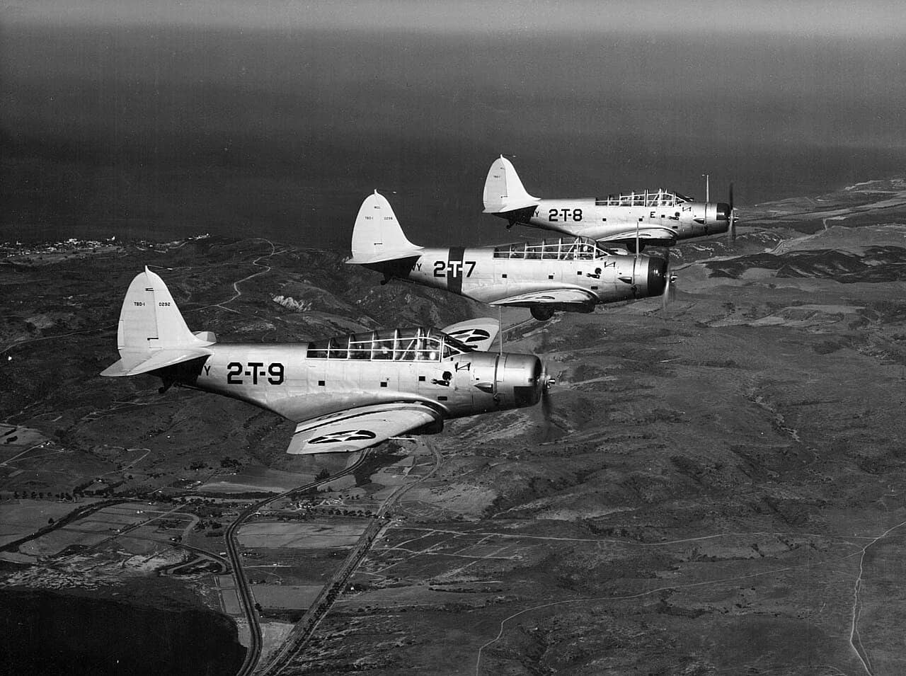 1938年前后,隶属VT-2鱼雷机中队、正在编队飞行的TBD-1「毁灭者」鱼雷轰炸机。请注意机身驾驶舱下方的中队徽章是一个骑在鱼雷上的「炸弹人」形象。这三架飞机在1940年至1942年间全部坠毁。