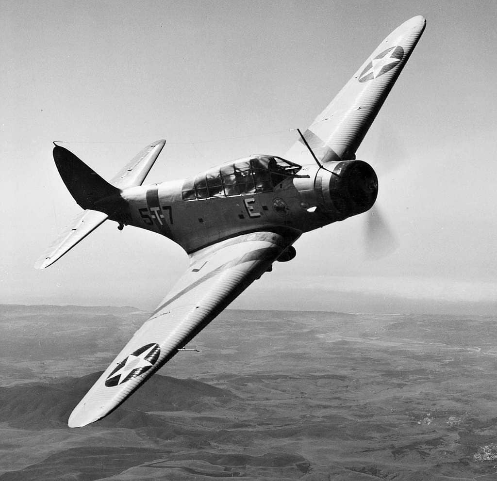 1940年,一架飞行中的第5鱼雷攻击中队(VT-5)的道格拉斯TBD-1「毁灭者」鱼雷机(机身编号:31)。请注意其机身上驾驶舱下方的中队徽章和「战斗E」荣誉标志、以及机翼上特有的V形识别标记。注:VT-5中队最初于1937年组建时番号为VT-7B,并于同年晚些时候更名为VT-5。在接收首批TBD-1战机后,该中队部署于「约克城」号航空母舰(CV-5)上执行任务。在1942年5月的珊瑚海海战中,VT-5中队袭击了所罗门群岛的图拉吉,并用鱼雷击中了日本「祥凤」号轻型航空母舰,促成了该舰沉没。同时,珊瑚海海战也标志着该中队现役生涯的终结。