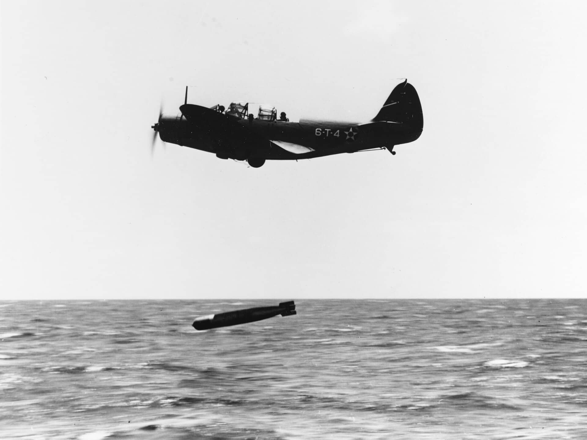 1941年10月20日,VT-6中队的TBD-1正在投放Mk-13鱼雷。TBD是当时美国海军唯一能携带533毫米航空鱼雷的舰载轰炸机。