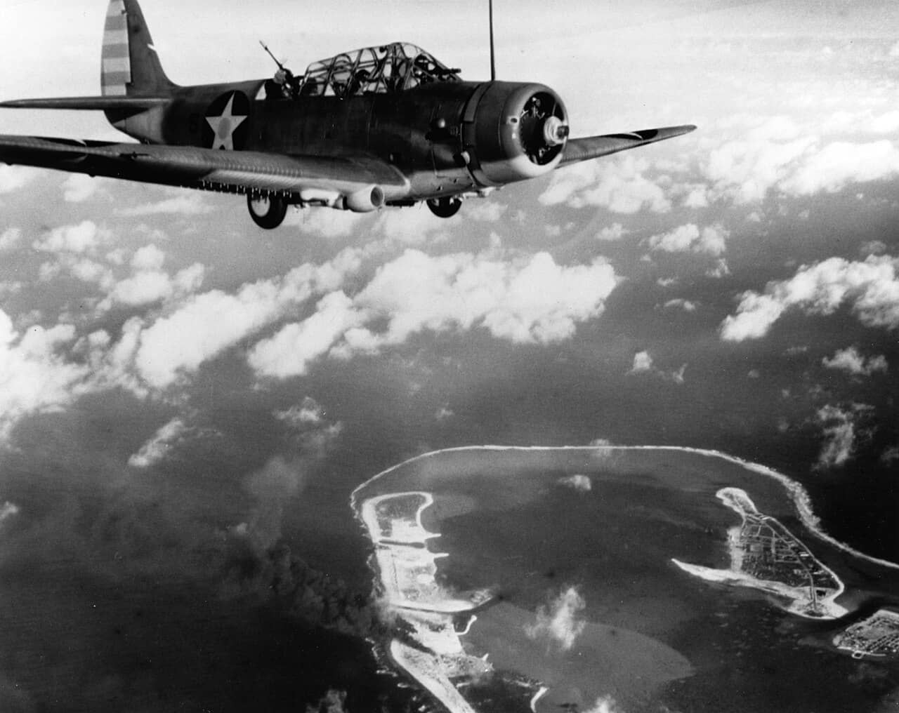 1942年2月24日,一架隶属于「企业」号航空母舰(CV-6)第6鱼雷轰炸机中队(VT-6)的道格拉斯TBD-1「毁灭者」鱼雷机飞越威克岛上空。这是太平洋战争初期美军航母编队对日军占领岛屿发动的一系列空袭之一,而图中这架飞机也很有可能是VT-6中队在「中途岛海战」后幸存下来的少数几架飞机之一。