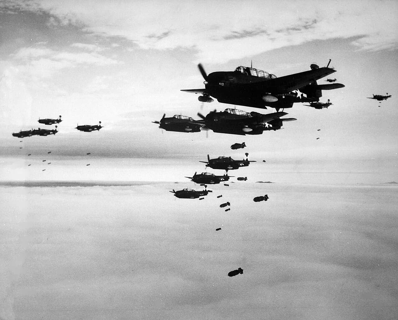 1945年7月,隶属于「埃塞克斯」号航空母舰(CV-9)第83舰载机大队(CVG-83)的美国海军格鲁曼TBM-3「复仇者」和柯蒂斯SB2C「地狱俯冲者」轰炸机向日本函馆投掷炸弹。
