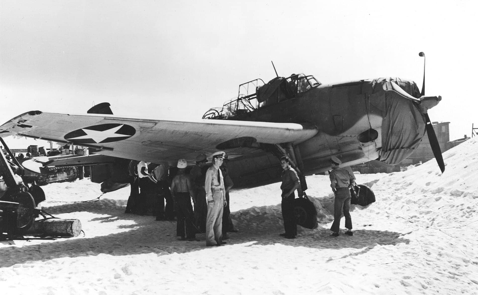 1942年6月24日,停放在中途岛环礁上的格鲁曼TBF-1「复仇者」鱼雷轰炸机。图中可见其尾部悬挂的识别条纹,机徽旁标注VT-8中队战术编号。