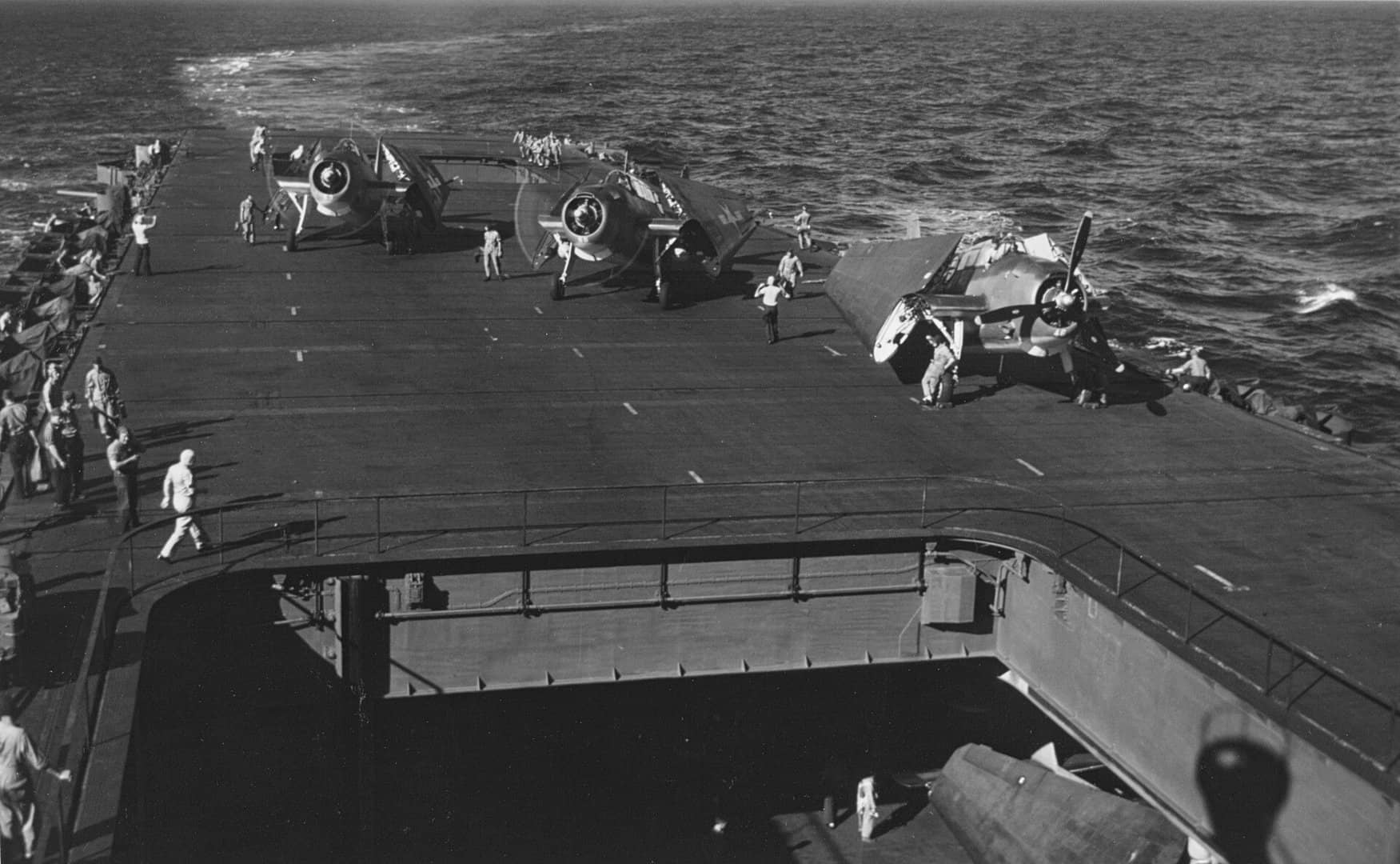 1944年春,「企业」号(CV-6)航空母舰甲板上的VT-10中队TBM-1C「复仇者」机群,准备起飞执行对日军基地的攻击任务。