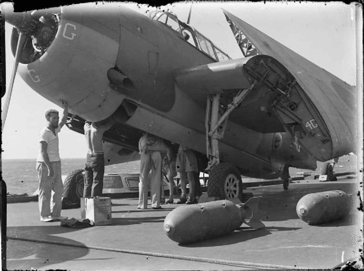 1944年5月,印度洋上的英国皇家海军「光辉」号(HMS Illustrious)航空母舰上,机务人员为舰载「复仇者」装挂炸弹。该机装备英国皇家海军舰队航空兵,参加对日作战。注意其处于「Sto-Wing」折叠翼系统的收起状态。
